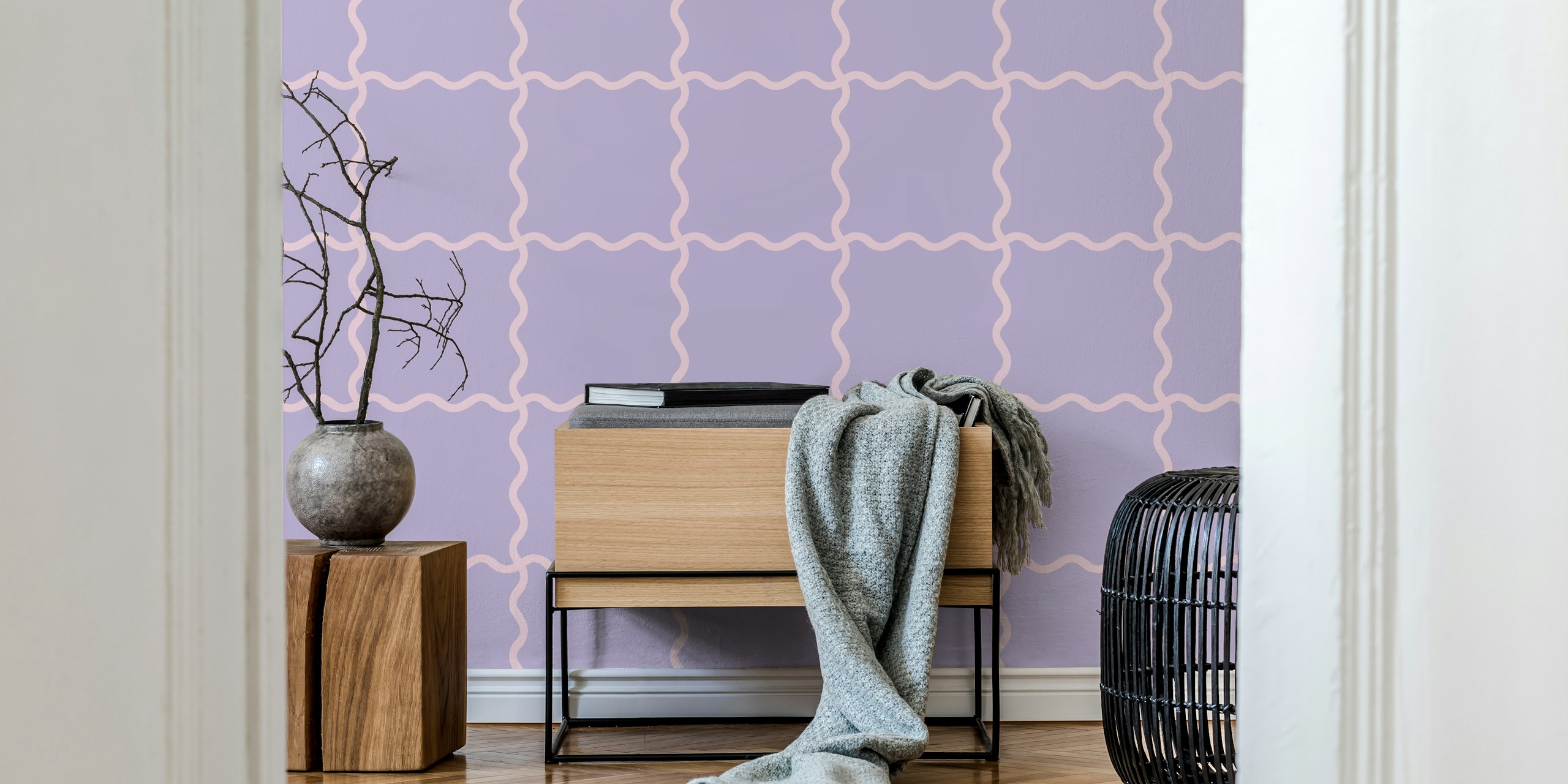 Wavy Checker Lilac Tapete, die in einem Raum präsentiert wird