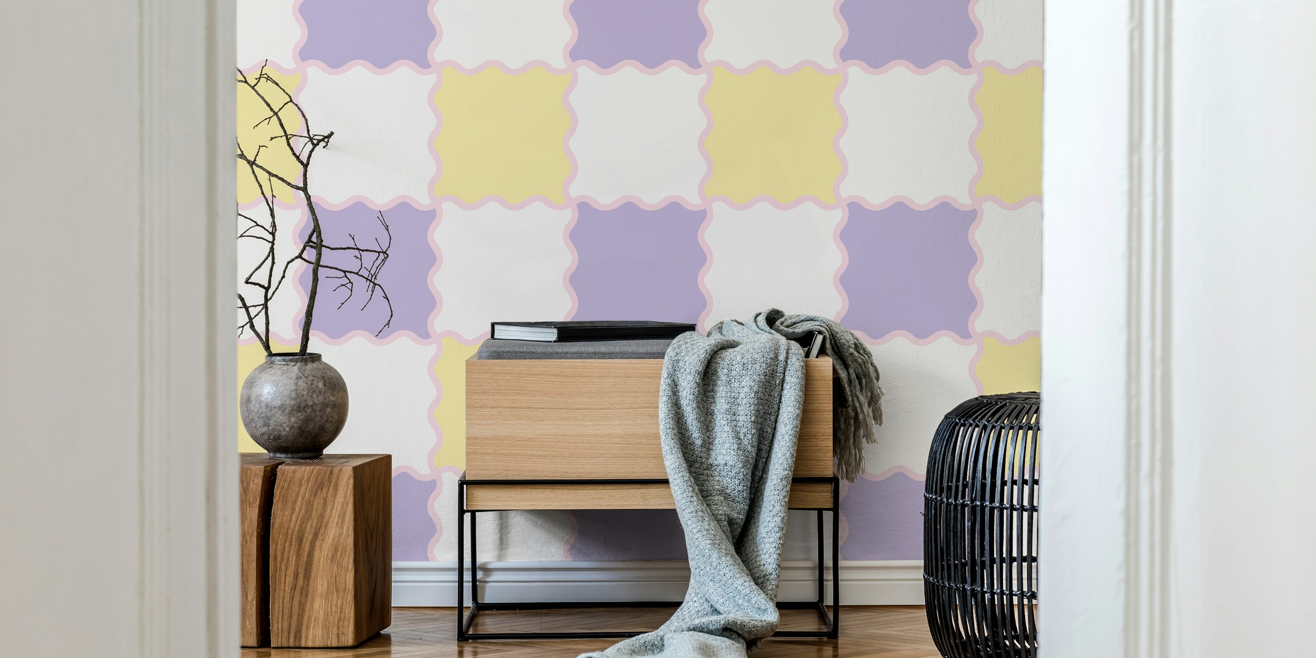 Papel de parede Wavy Checker Butter & Lilac em um quarto