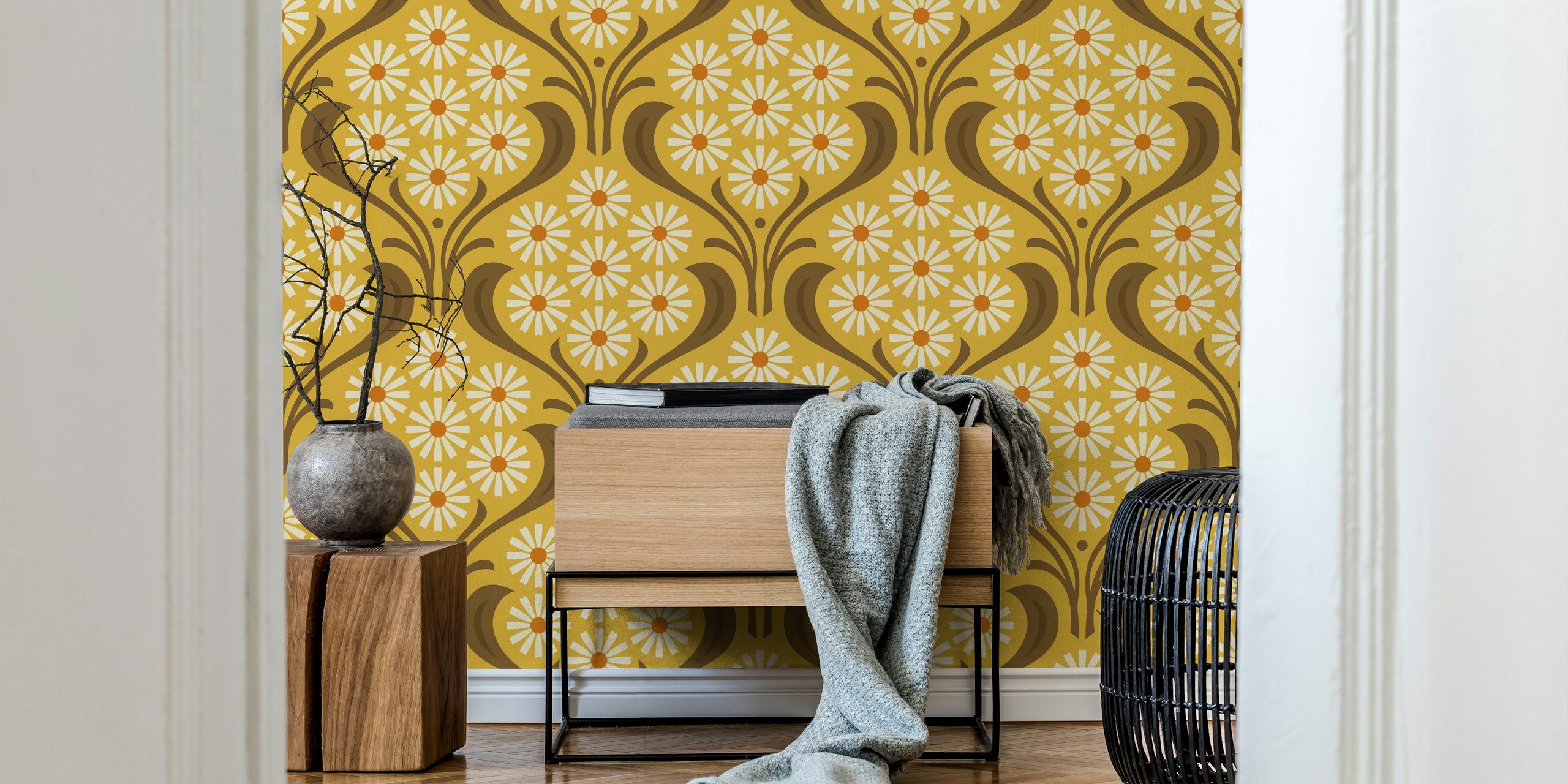 Vintage Daisy Delight in Yellow Tapete in einem Raum