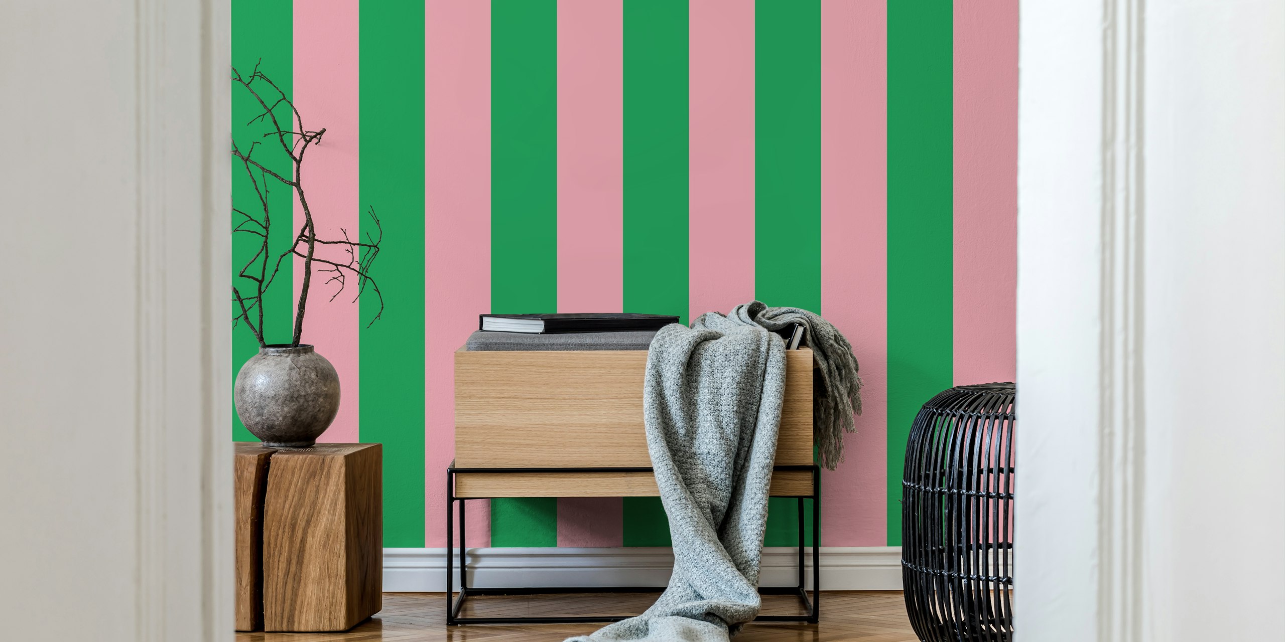 Bold vertical stripes na svijetloj zelenoj i ružičastoj tapeti