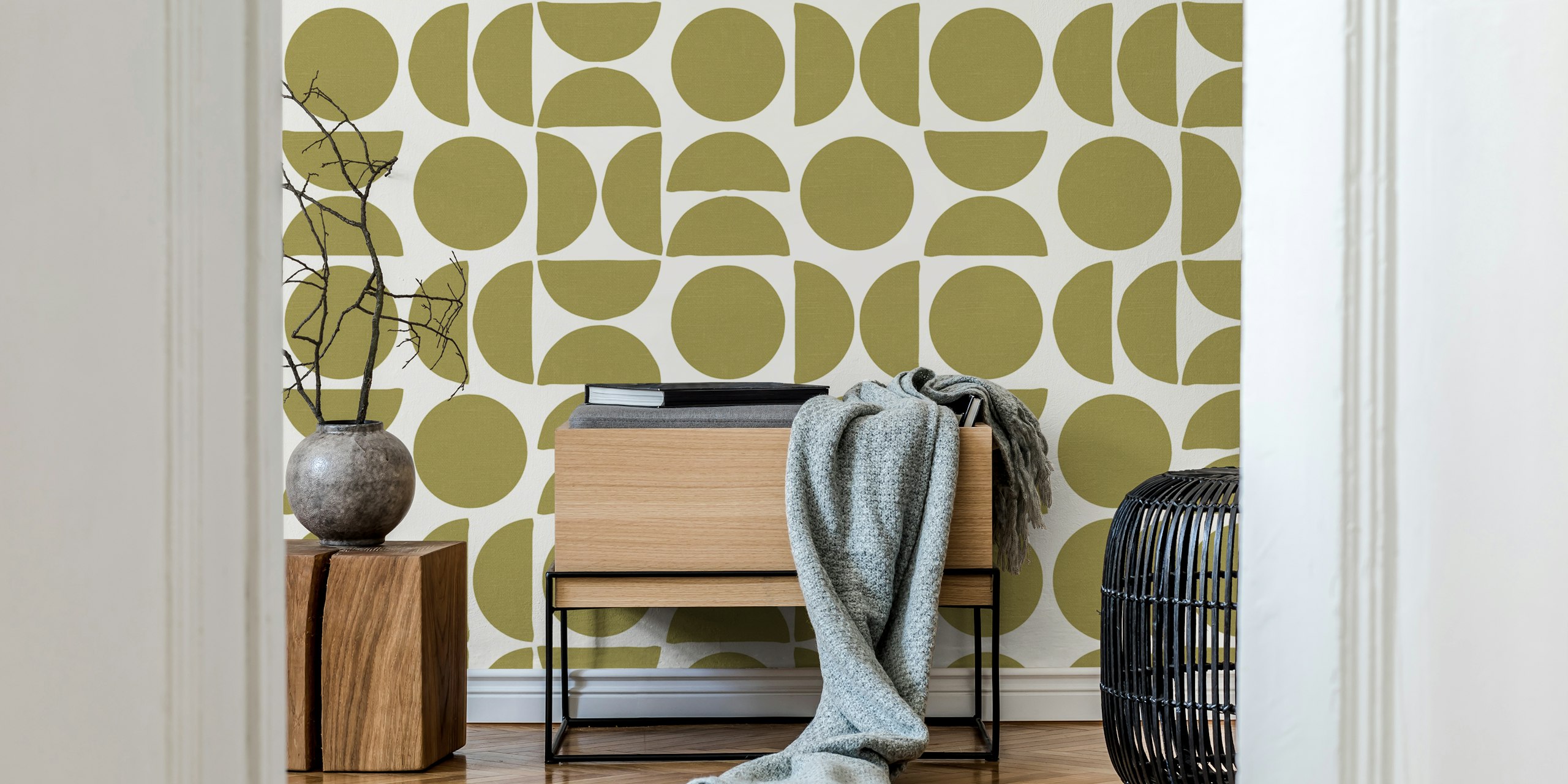 Olive circle shapes wallpaper in una stanza