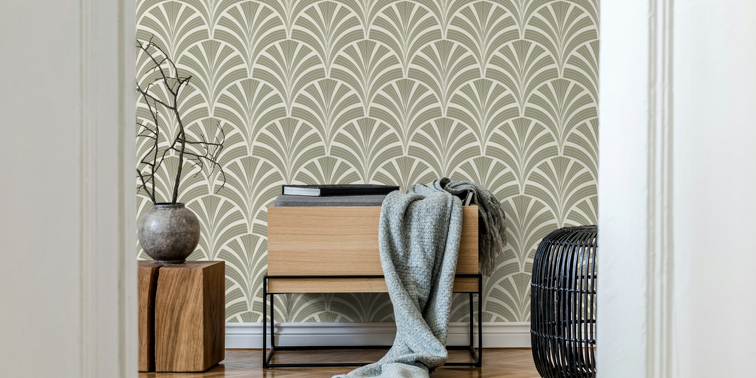 Art Deco Palm Frond -tapetti hillityssä salvianvihreässä