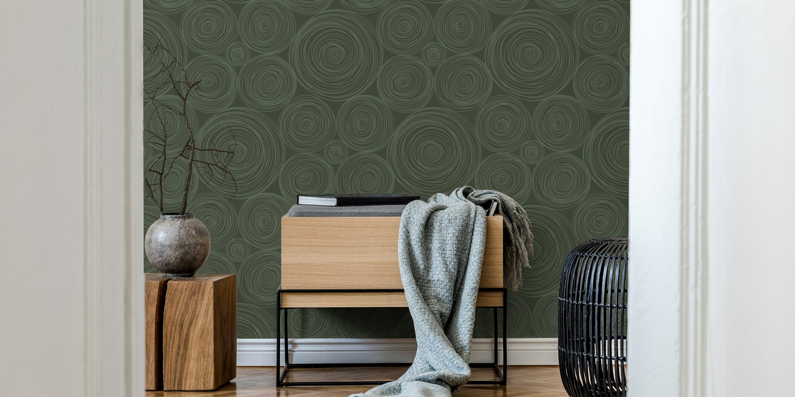 Abstract rings donkergroen behang in een kamer