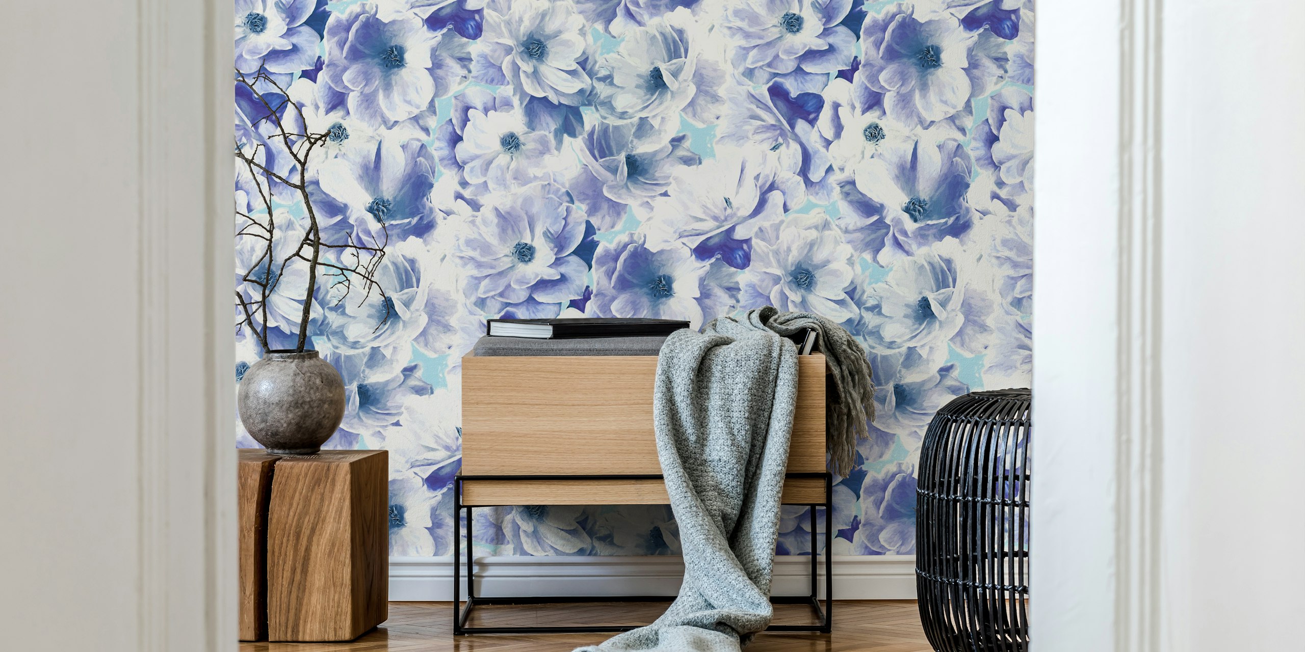 Tapeta kwiatowa z niebieskimi i purpurowymi Full Blown Roses in Soft Blue Purple
