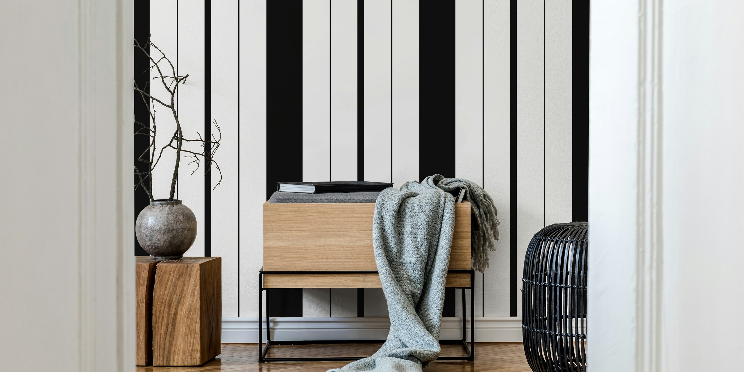Bold vertical stripes wallpaper en una habitación
