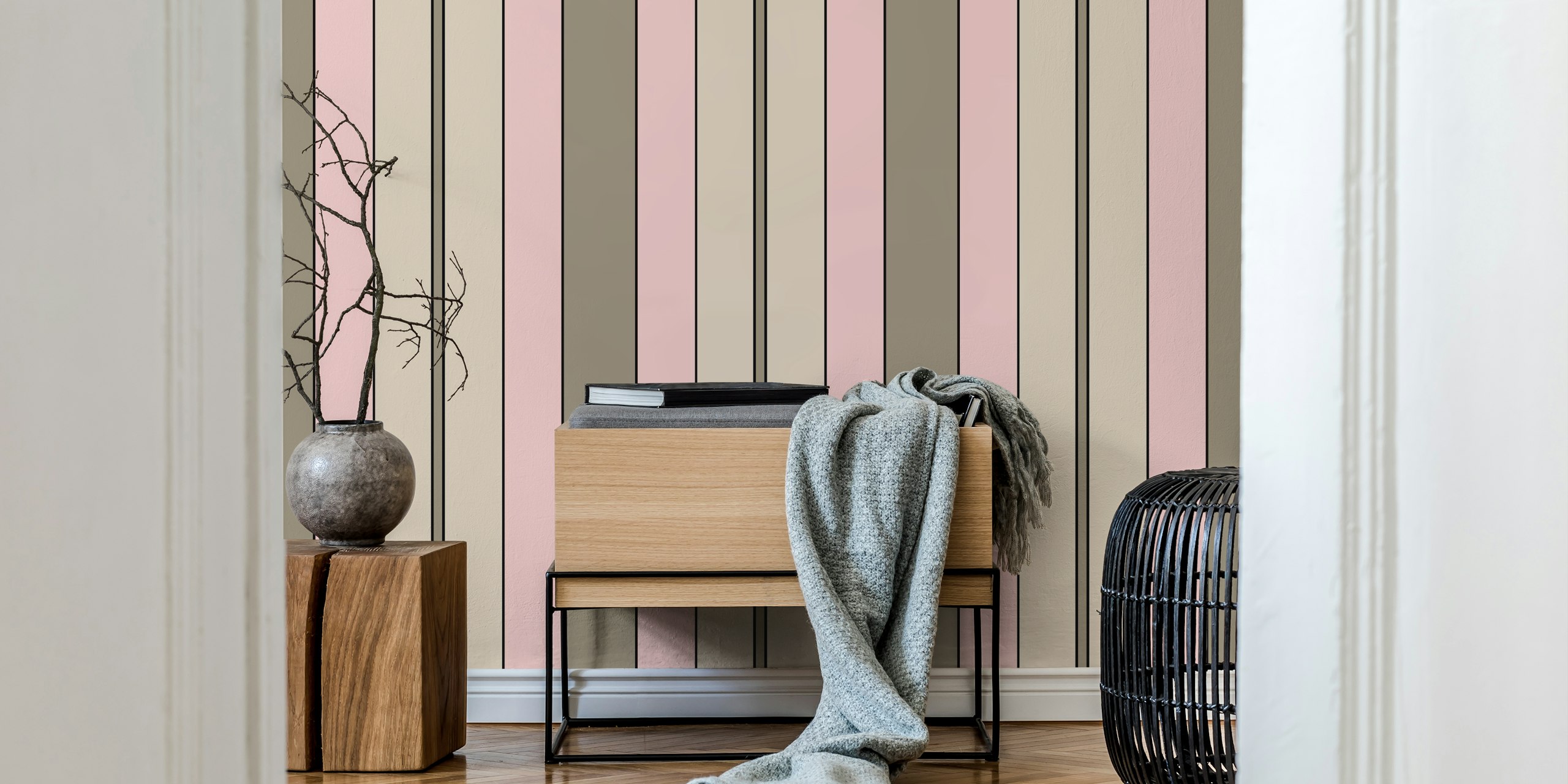 Muted Pink and Taupe Folk Stripes ταπετσαρία σε ένα δωμάτιο