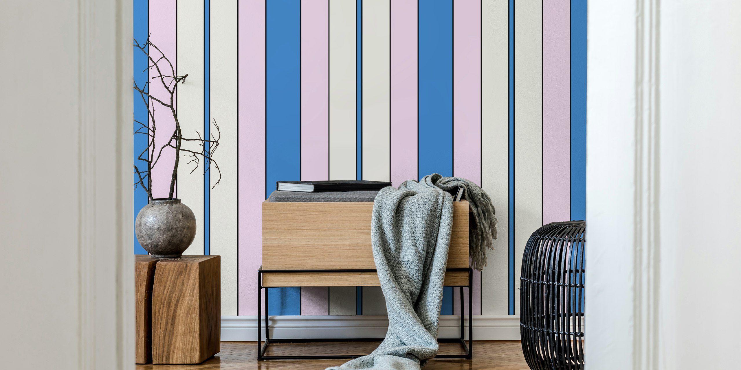 Cobalt og Pink Retro Stripe tapet i et rom