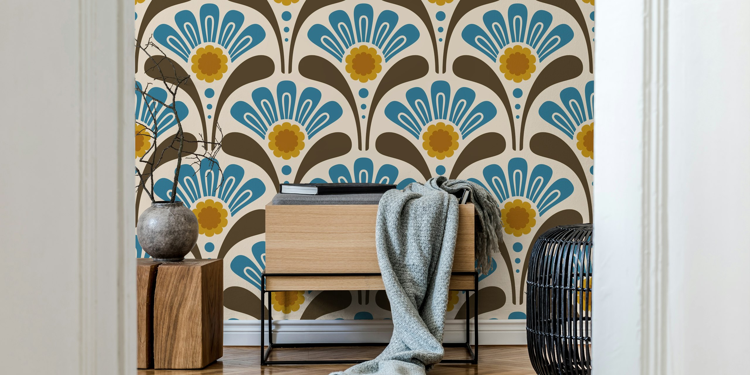 Bold Floral Joy in Blue Brown Tapete in einem Raum