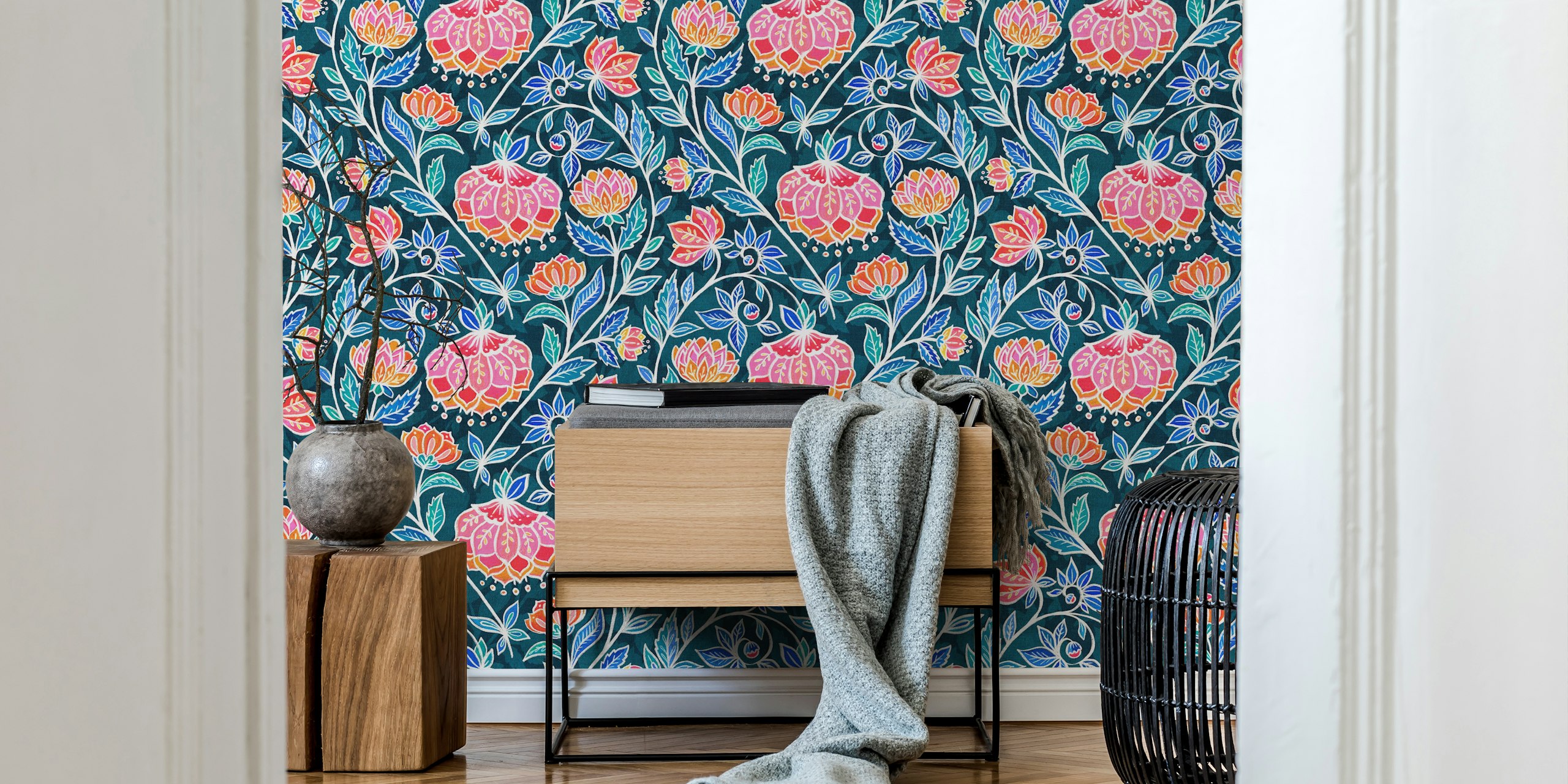 Jewel Toned Chalk Chintz wallpaper w pokoju