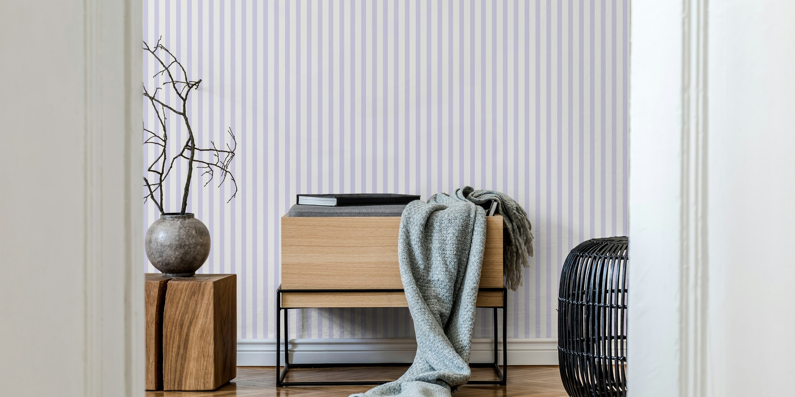 Classic thin stripes muted lavender tapet i et rum