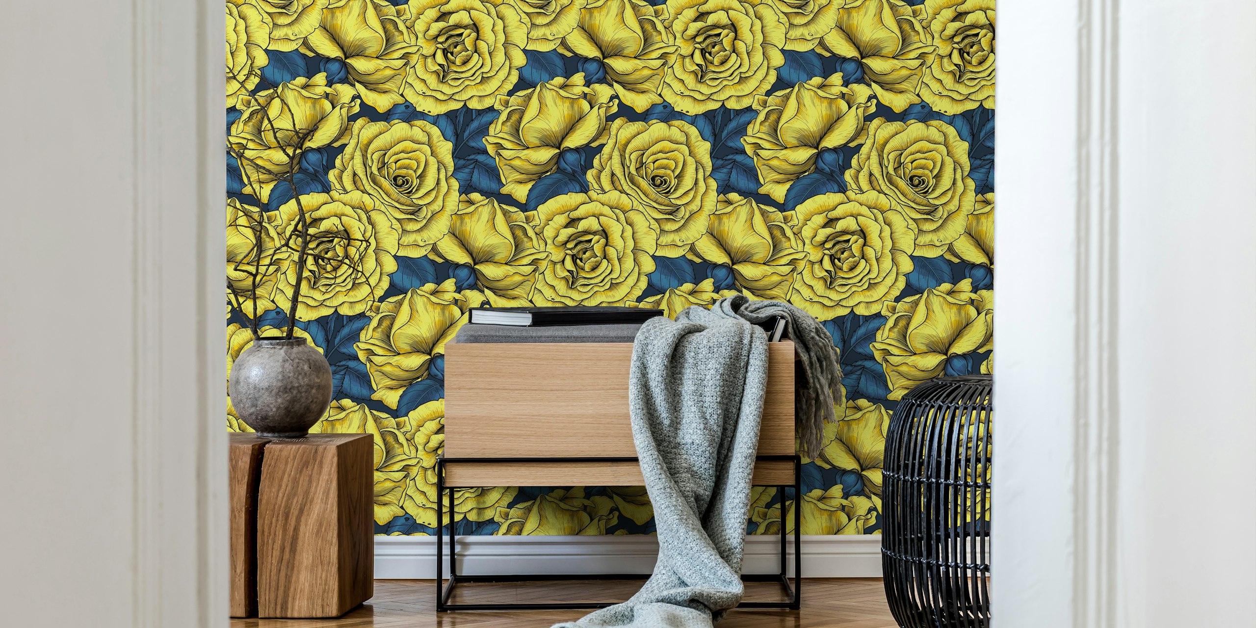Yellow roses s plavim lišćem u dekoru