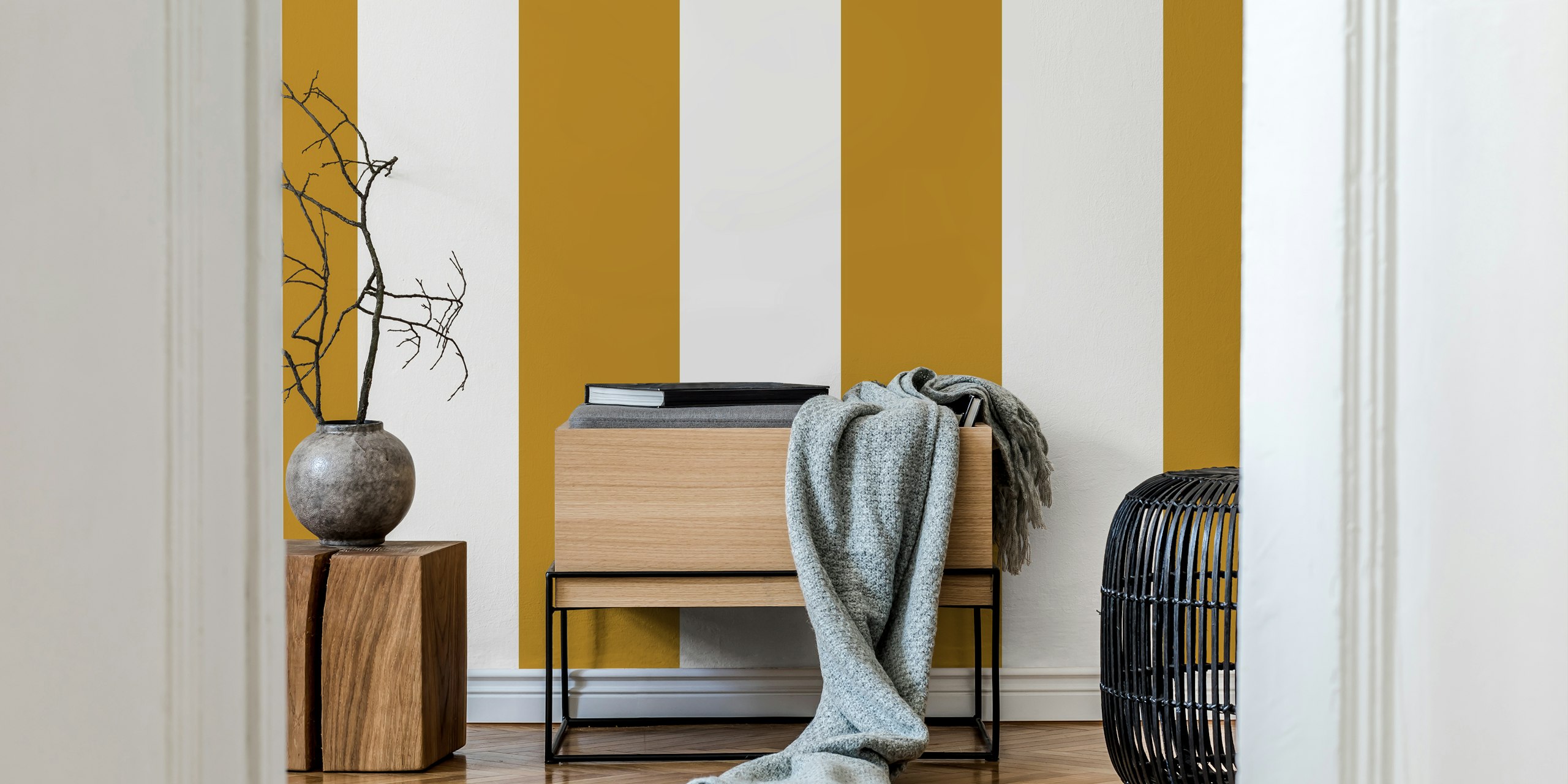 Fototapeta se svislými zlatými pruhy pro dekoraci interiéru