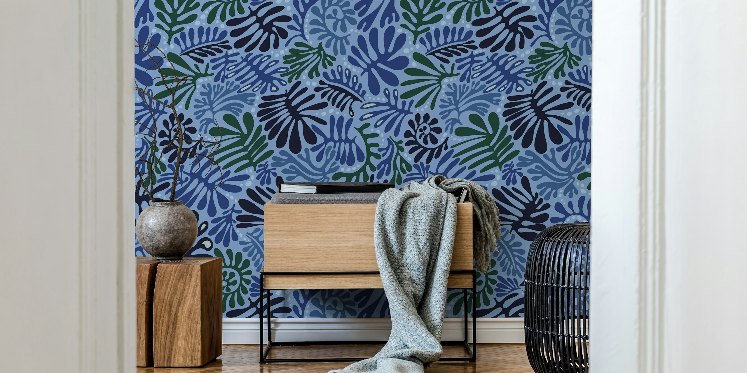 Snygg blå lövmönstrad tapet från happywall.com med olika blå nyanser och växtdesign.