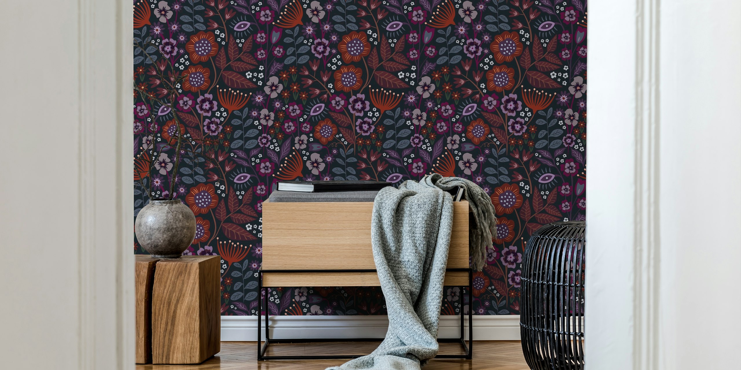 Papel tapiz floral oscuro en una habitación elegante
