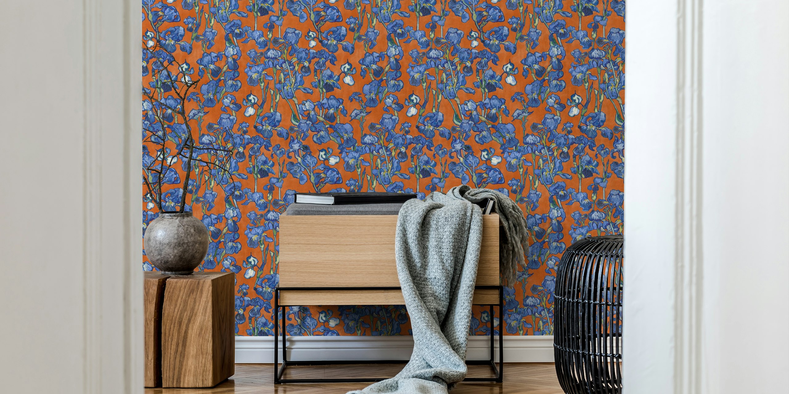 Van Gogh Irises Pattern in orange and cobalt blue en una configuración de habitación