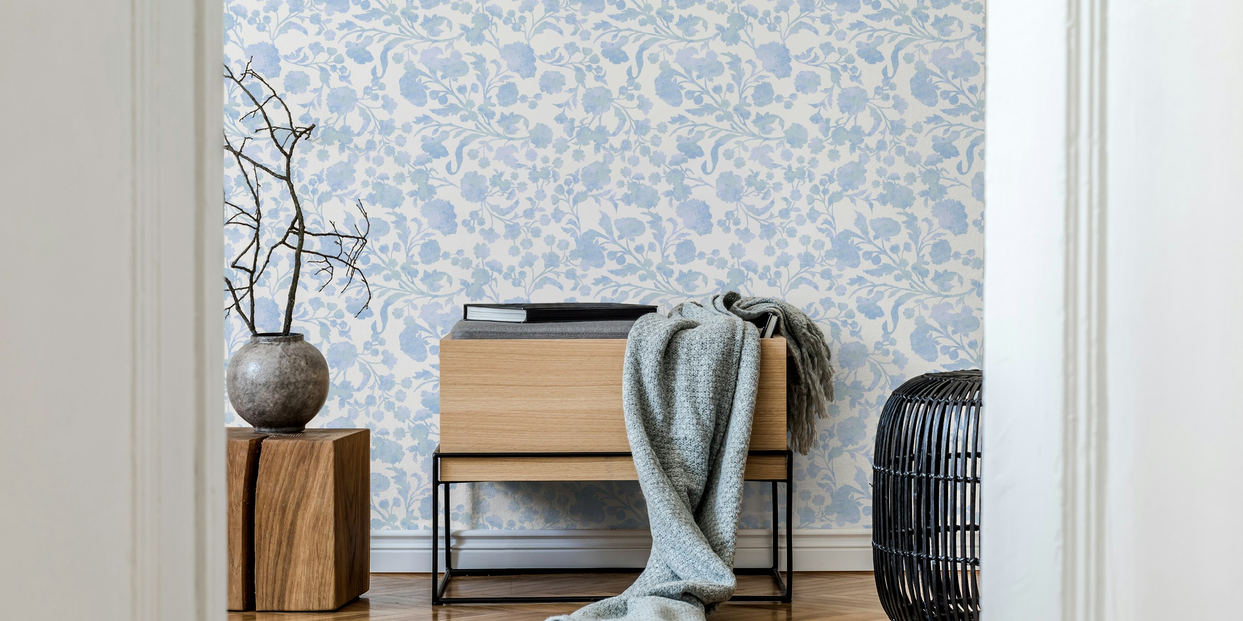 Textured ocean blue floral behang in een kamer