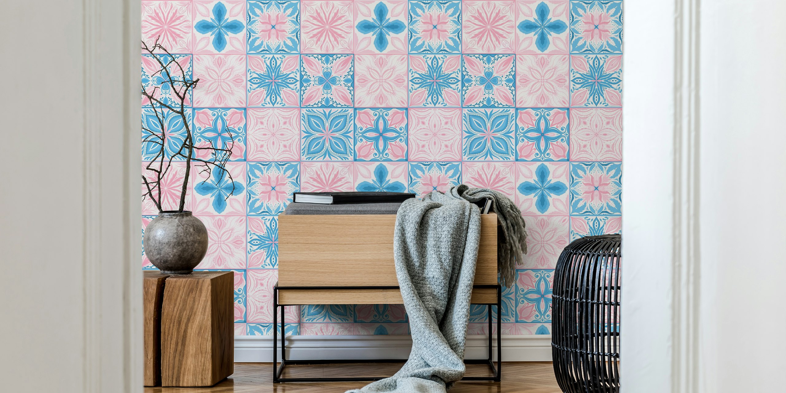 Ornate tiles in pink and blue w pokoju