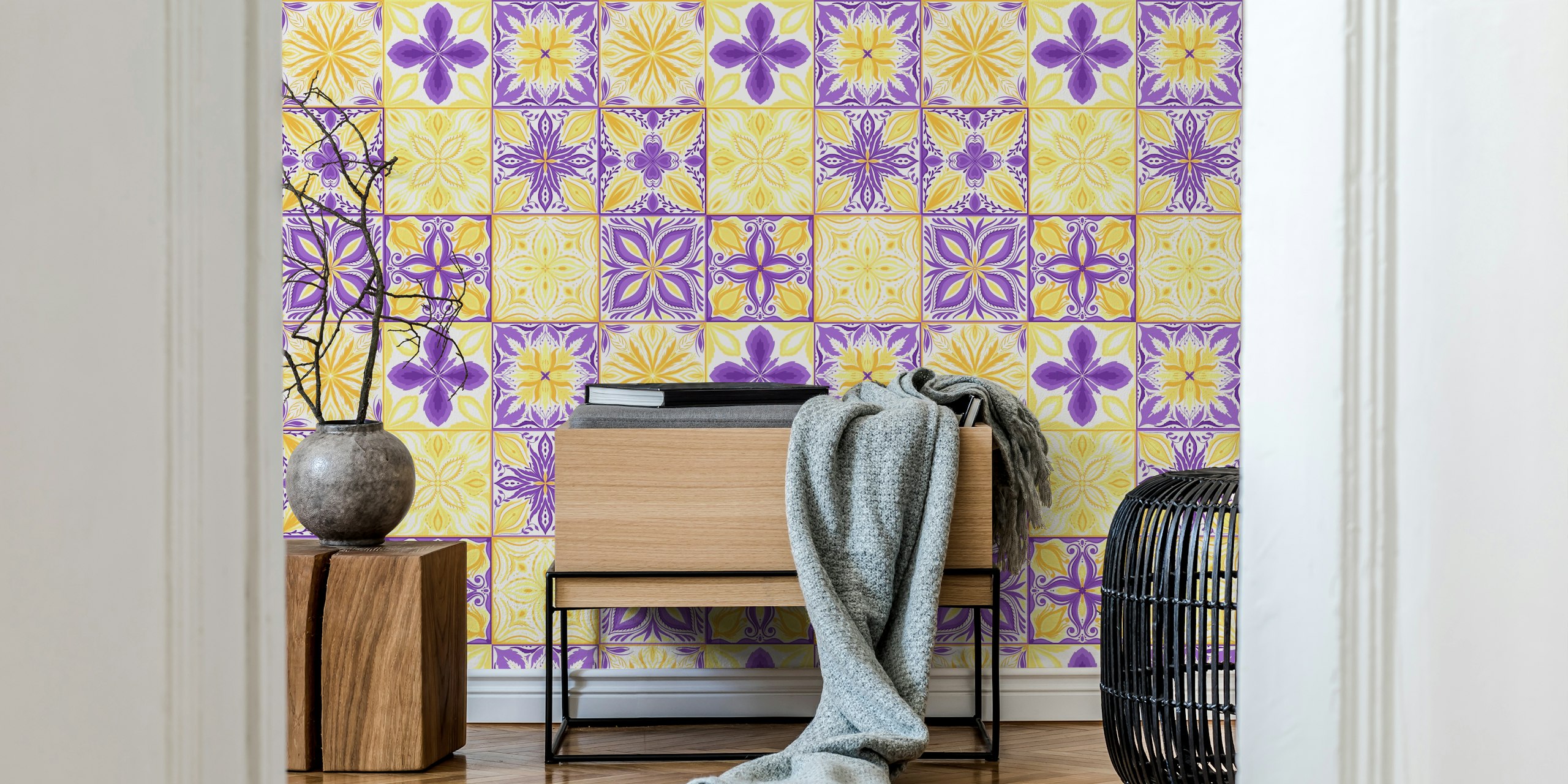 Fargerikt utsmykket veggmaleri med fliser med gult og blåmagenta-design