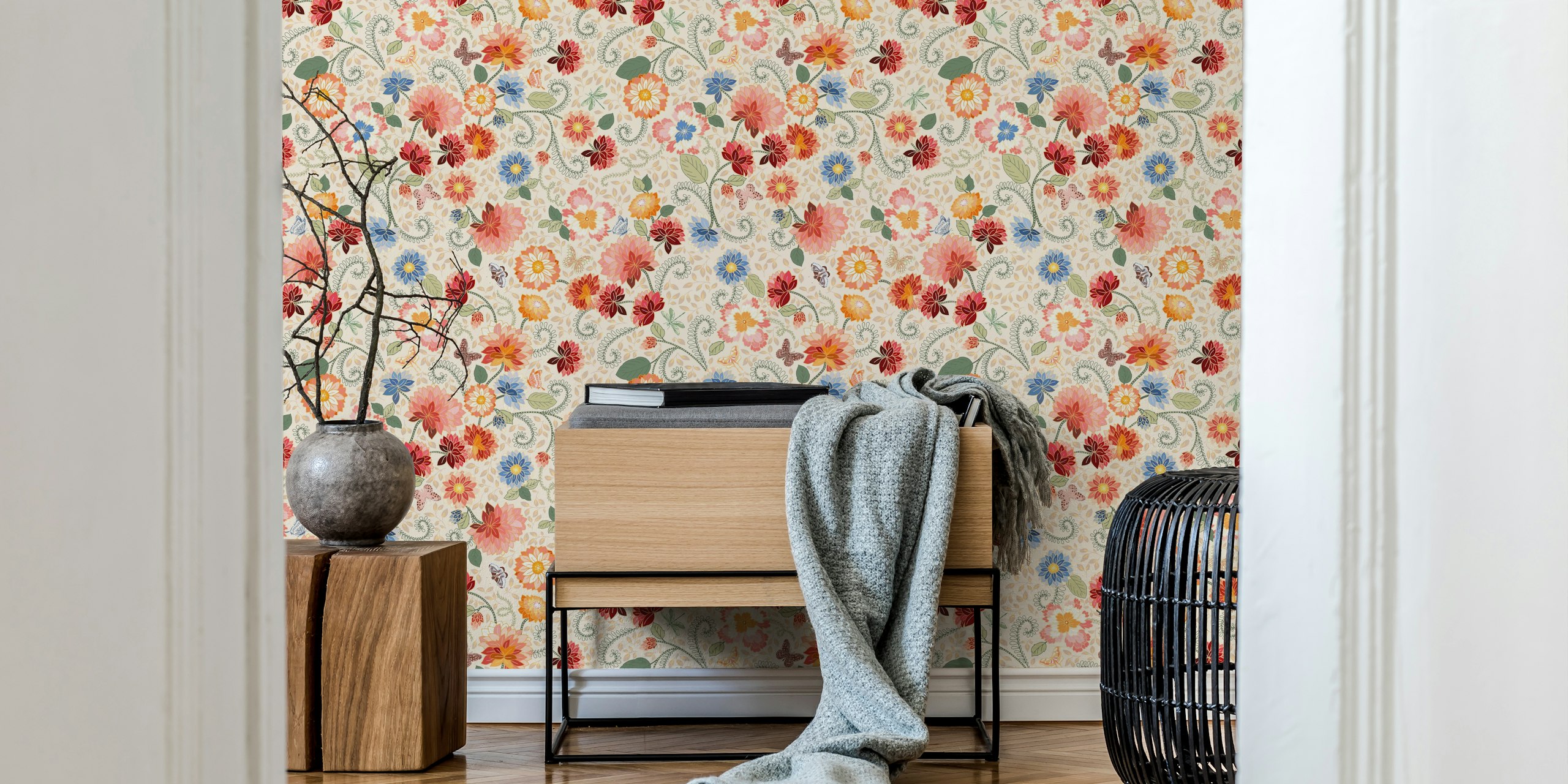 Mural de parede floral francês com rosas, margaridas e folhagem verde em fundo esbranquiçado