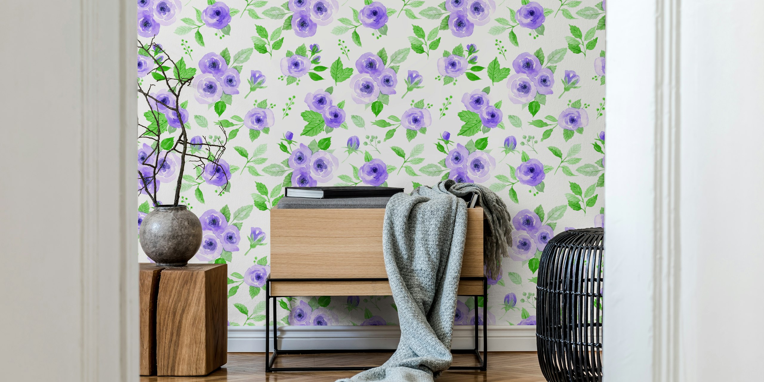 Loose watercolor roses wallpaper en una habitación