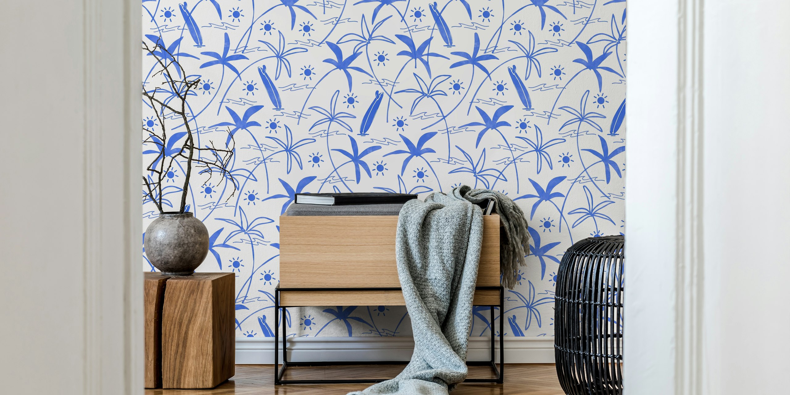 Palme da surf illustrate su un murale con sfondo indaco