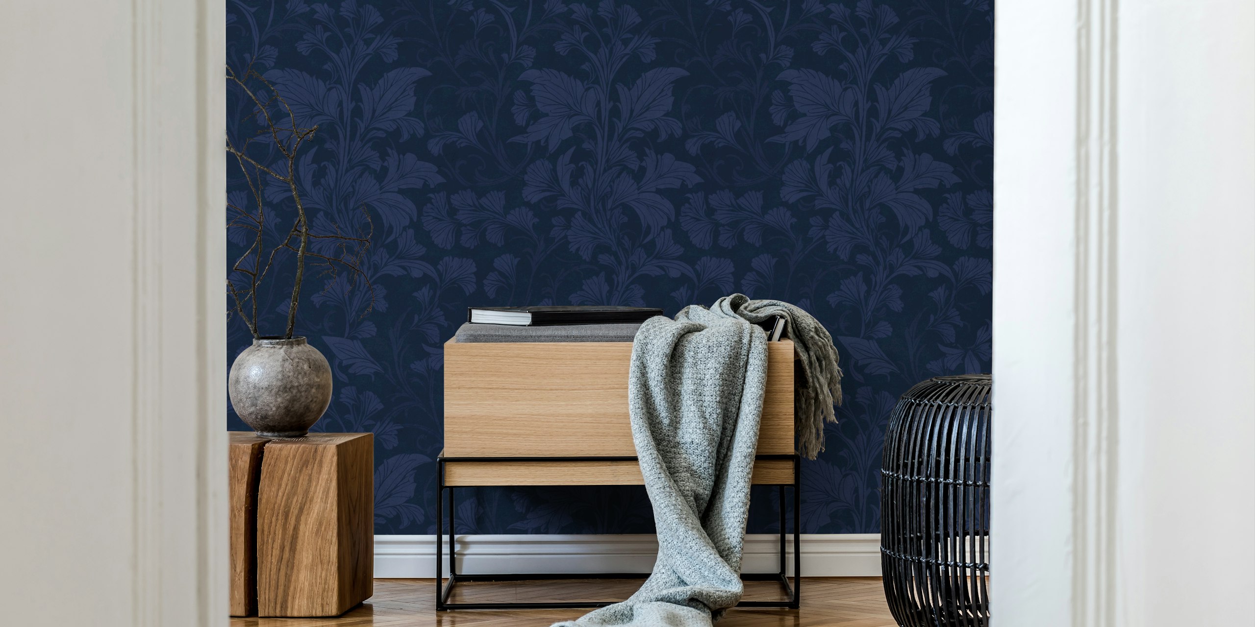 Ταπετσαρία damask σε βαθύ μπλε William Morris Style Monochrome Flourish σε ένα δωμάτιο