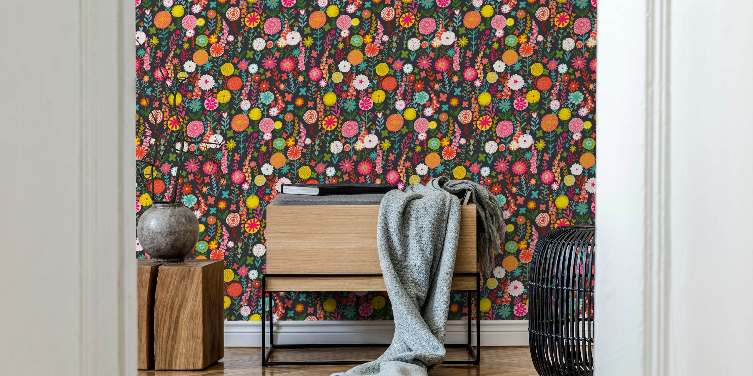 Fargerik flower carpet wallpaper i et dark rom