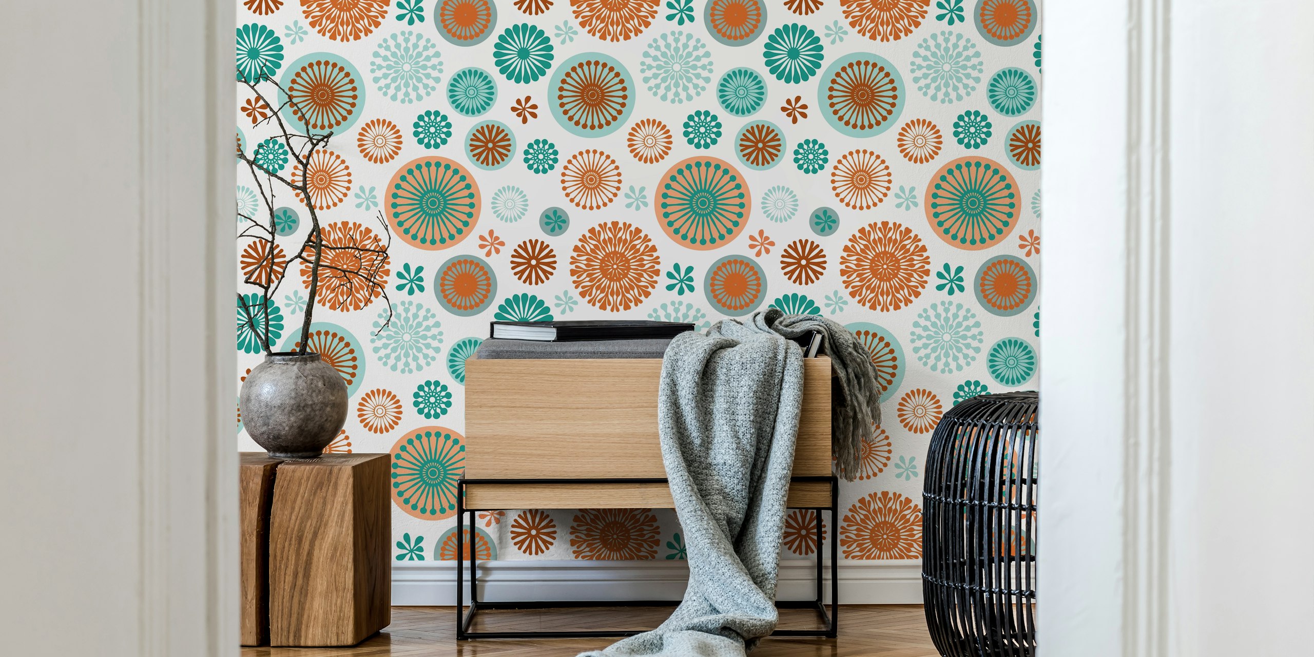 Mural de parede em estilo retro com padrões florais estilizados em laranja e azul-petróleo