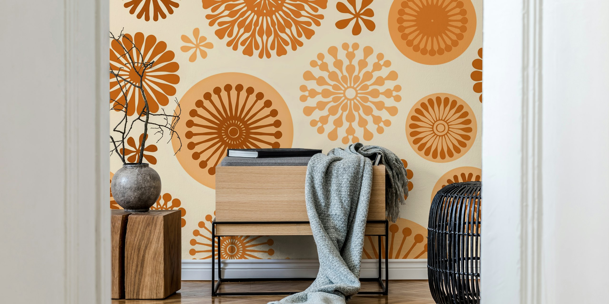 In The Realm Of Plants Orange Brown behang in een kamer