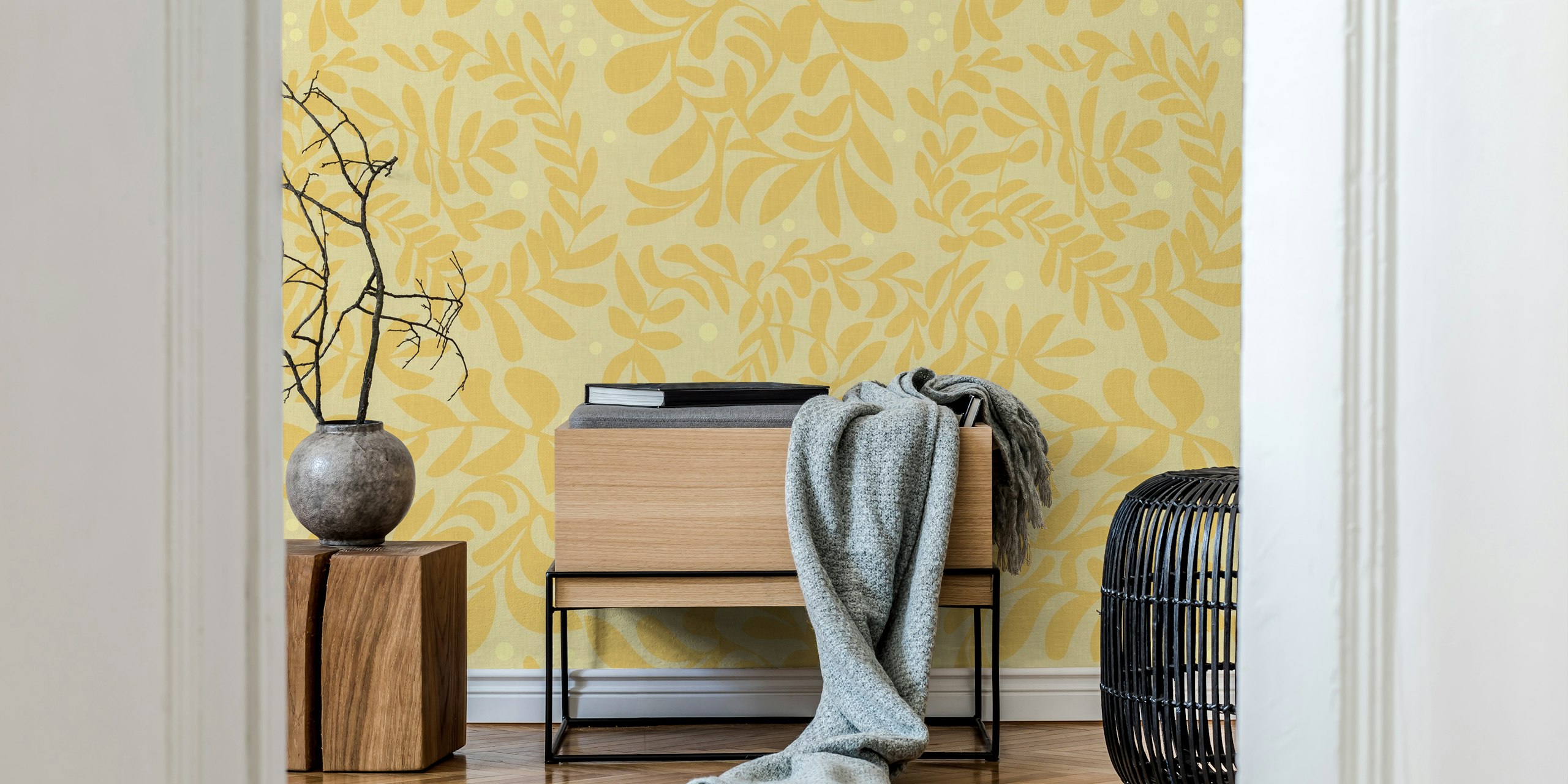 Ljusgul tapet med virvlande lövmönster