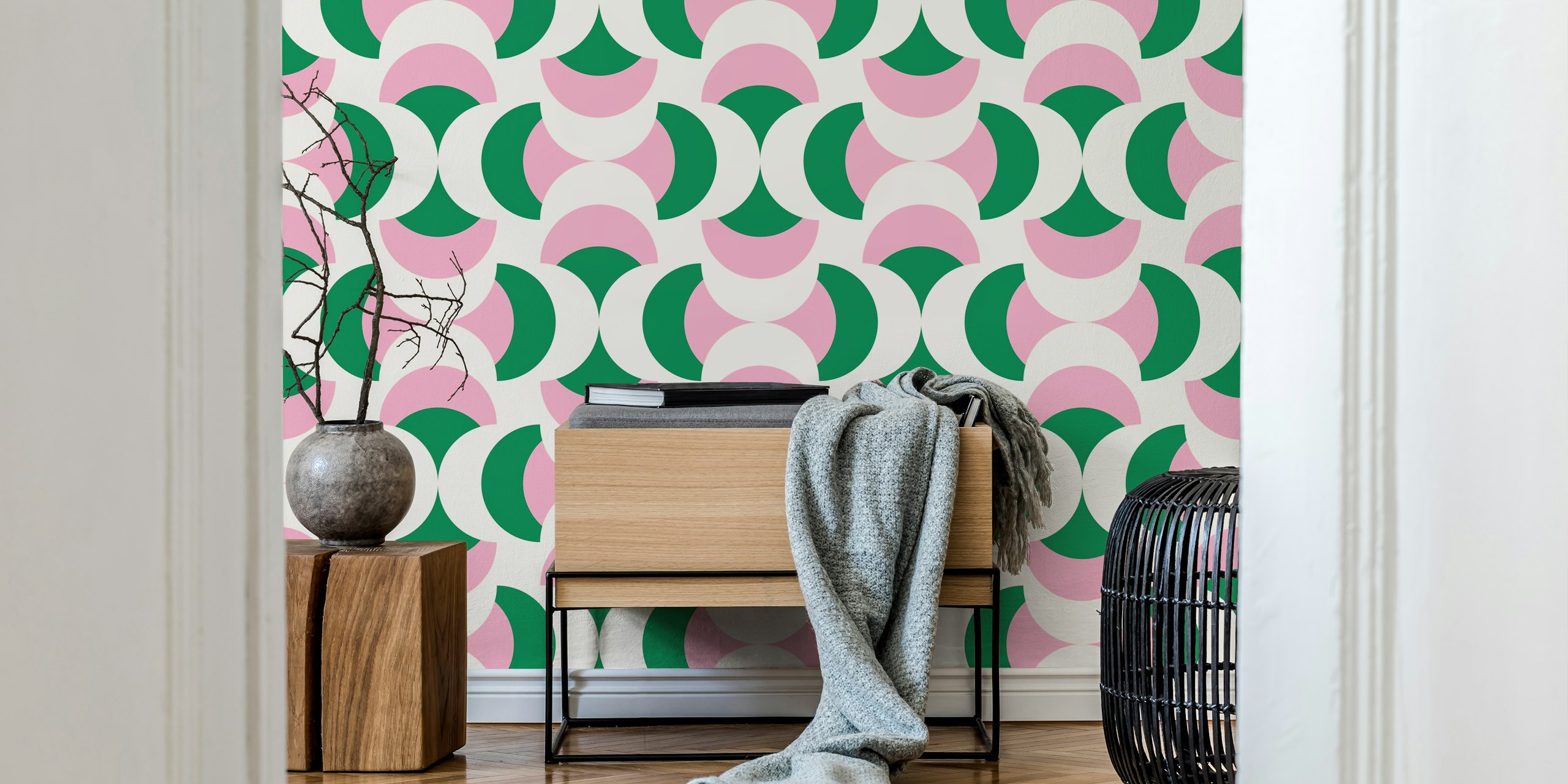 Green pink retro abstract wallpaper σε ένα δωμάτιο