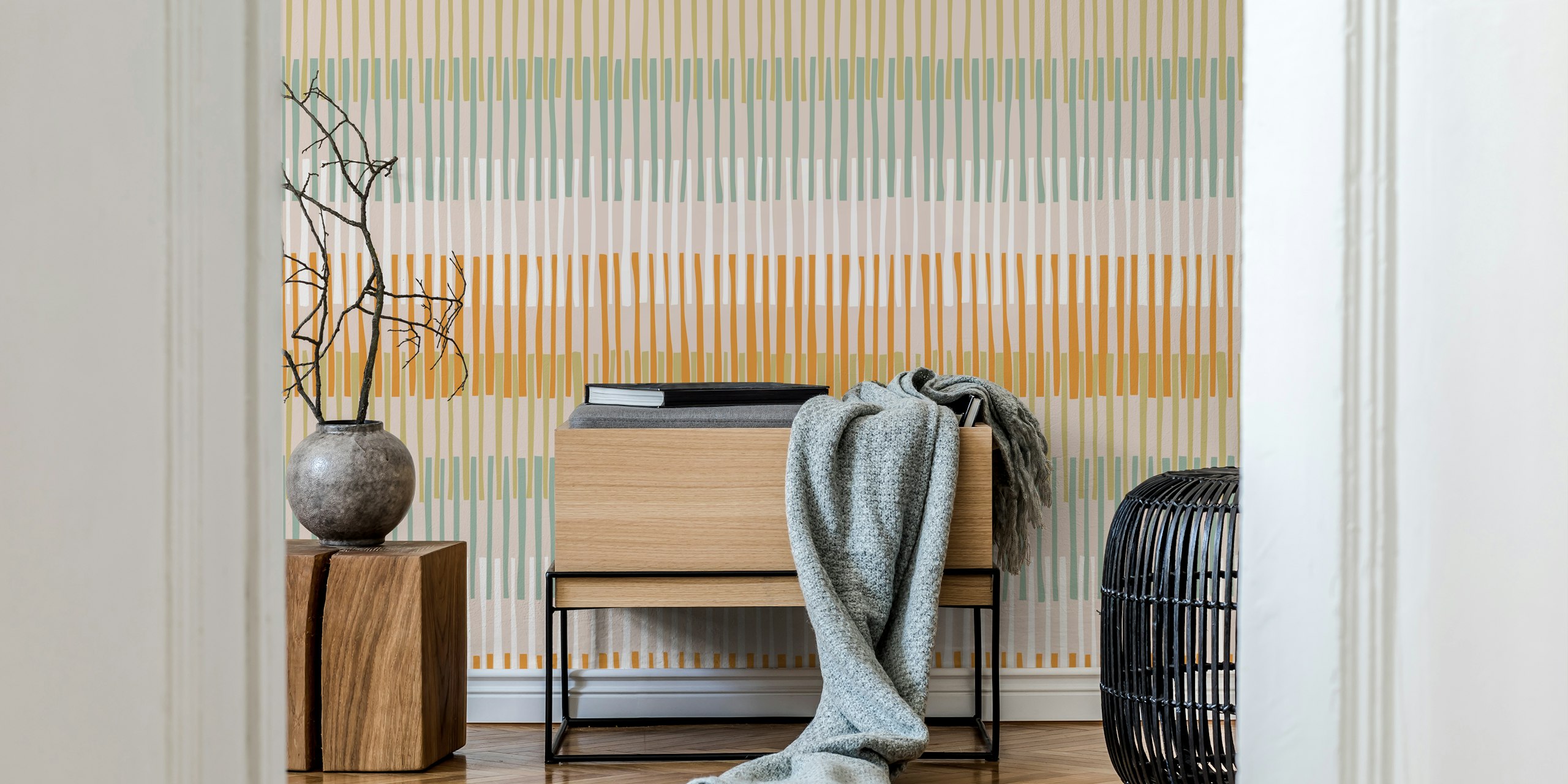 Geometric earthy papel de parede listrado em um quarto