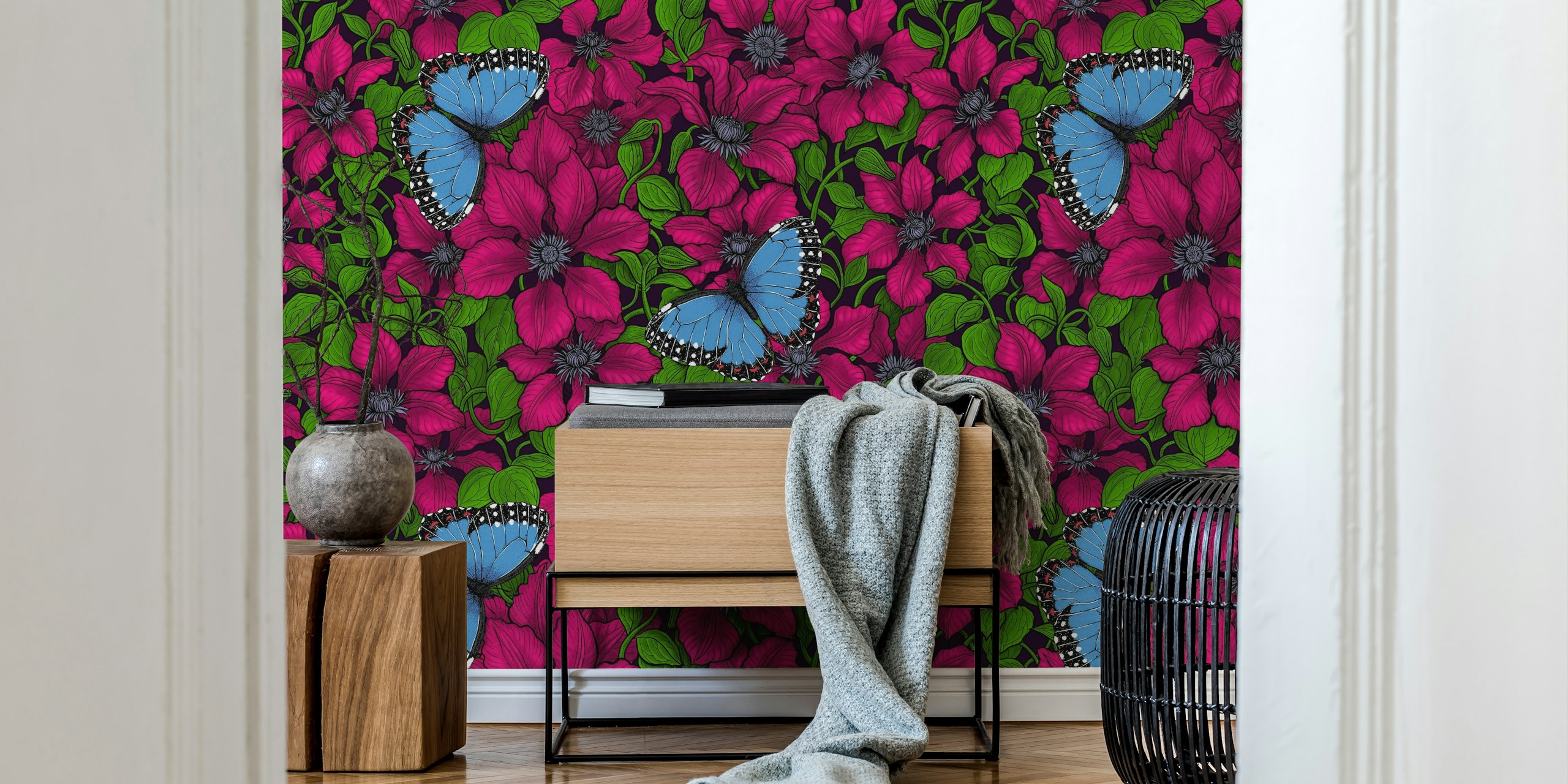 Red clematis blommor med blue butterflies