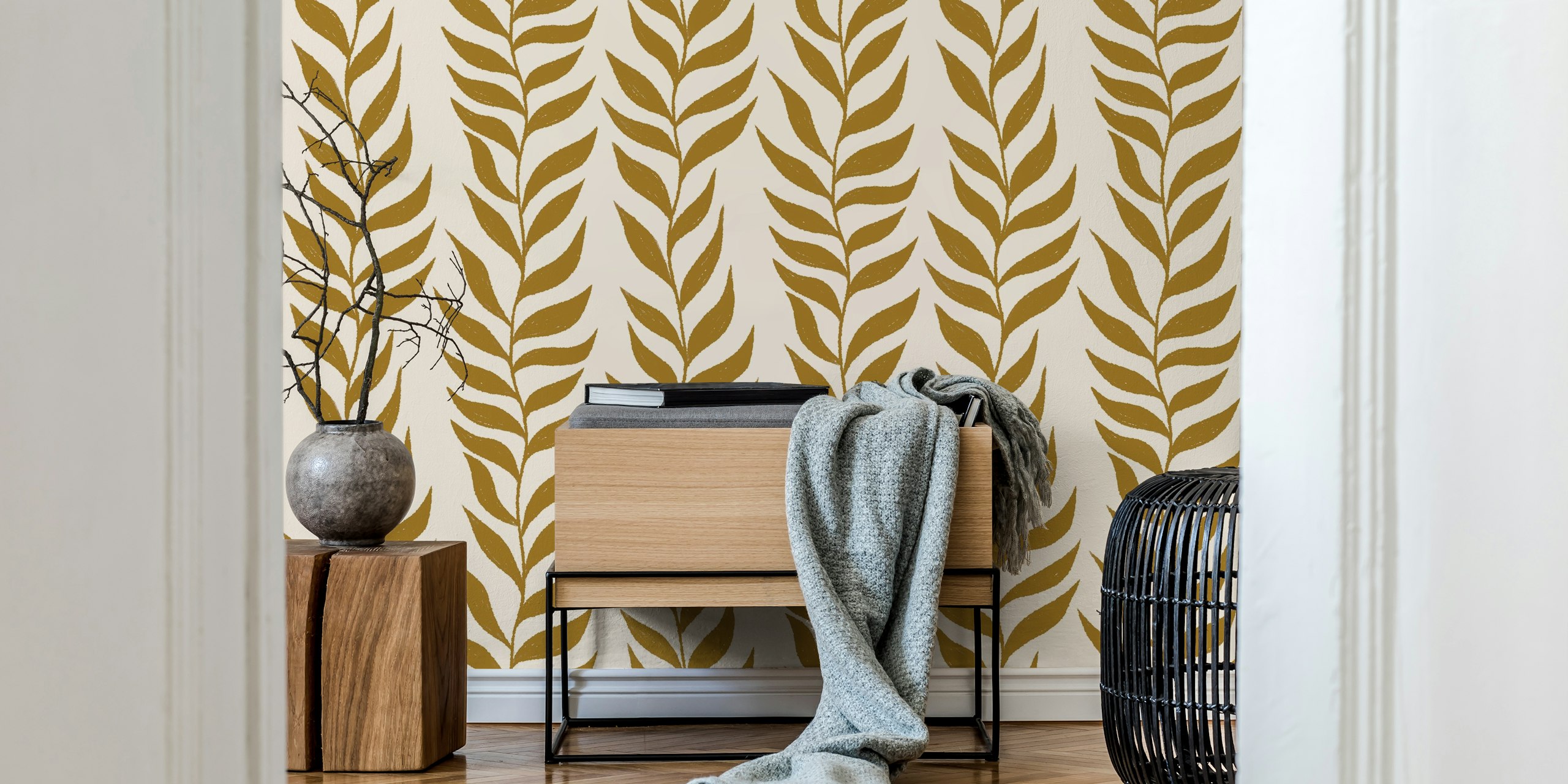 Handgetekend gouden klimopbladeren op een crème achtergrond wallpaper