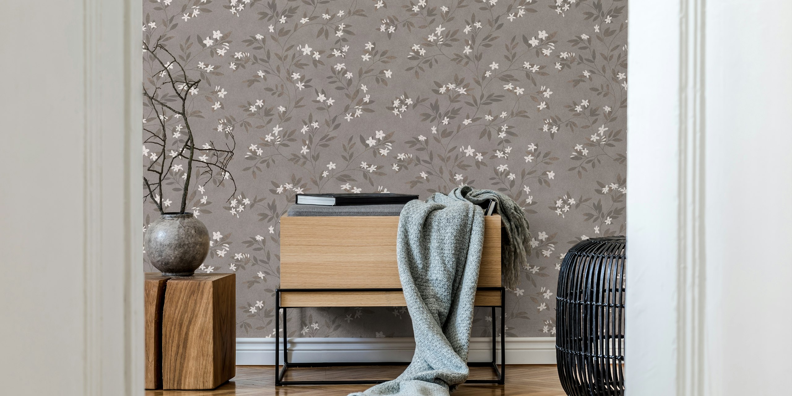Jasmine taupe papier peint floral dans une pièce
