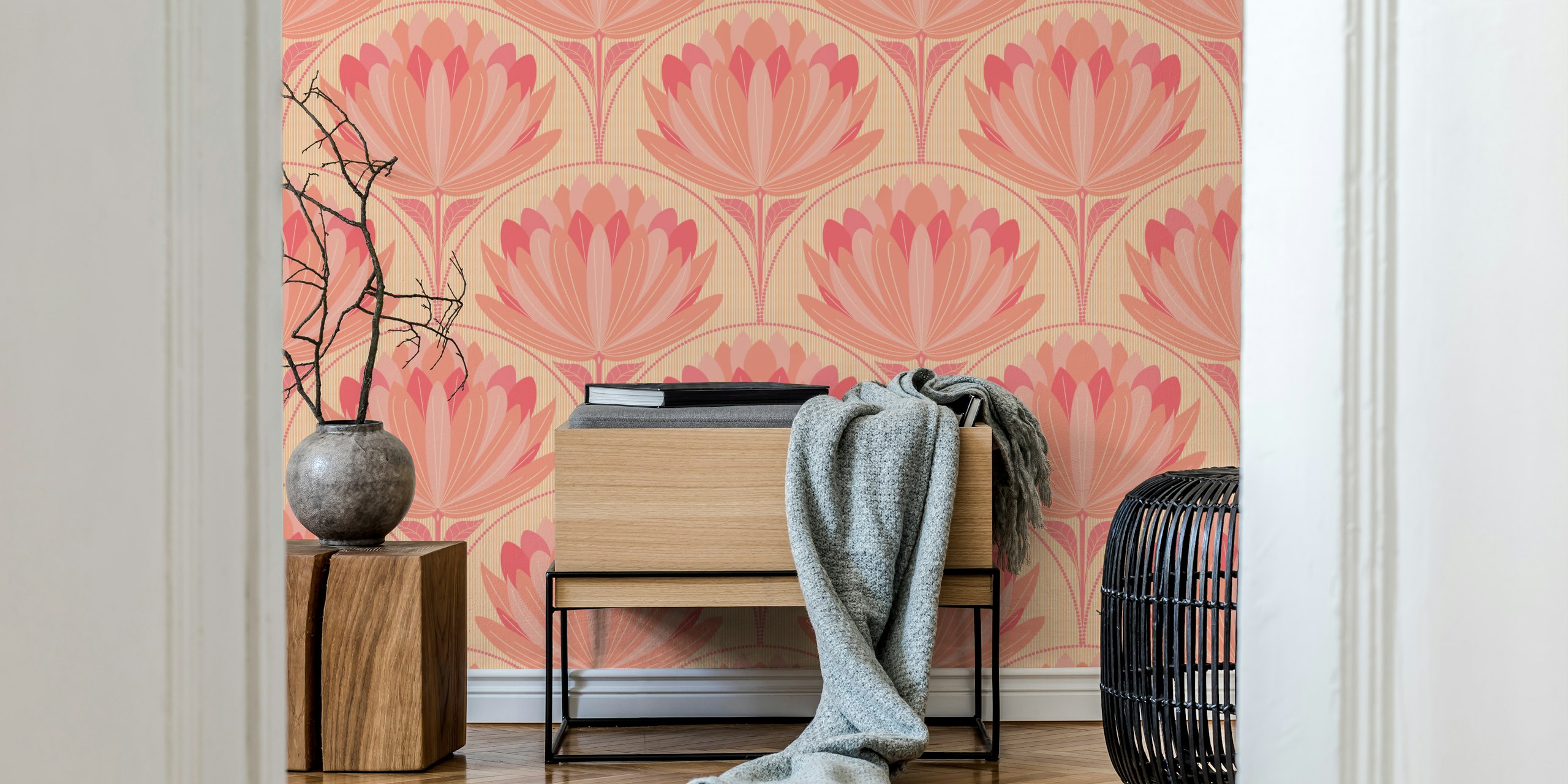 Carta da parati Peach Lotus con coralli e fiori color pesca su uno sfondo con motivi delicati