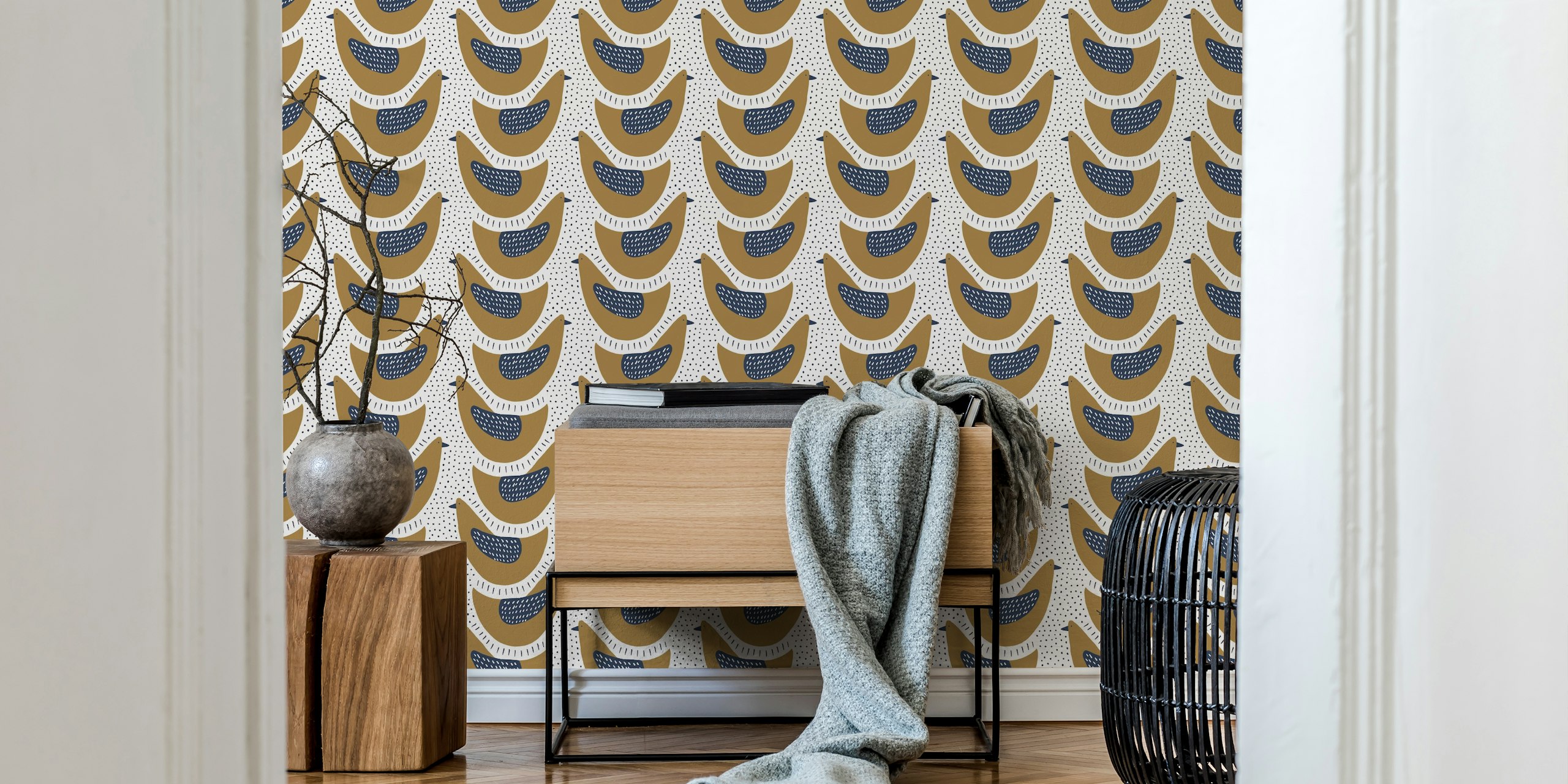 Papier peint avec motif de plumes en or et bleu sur fond beige