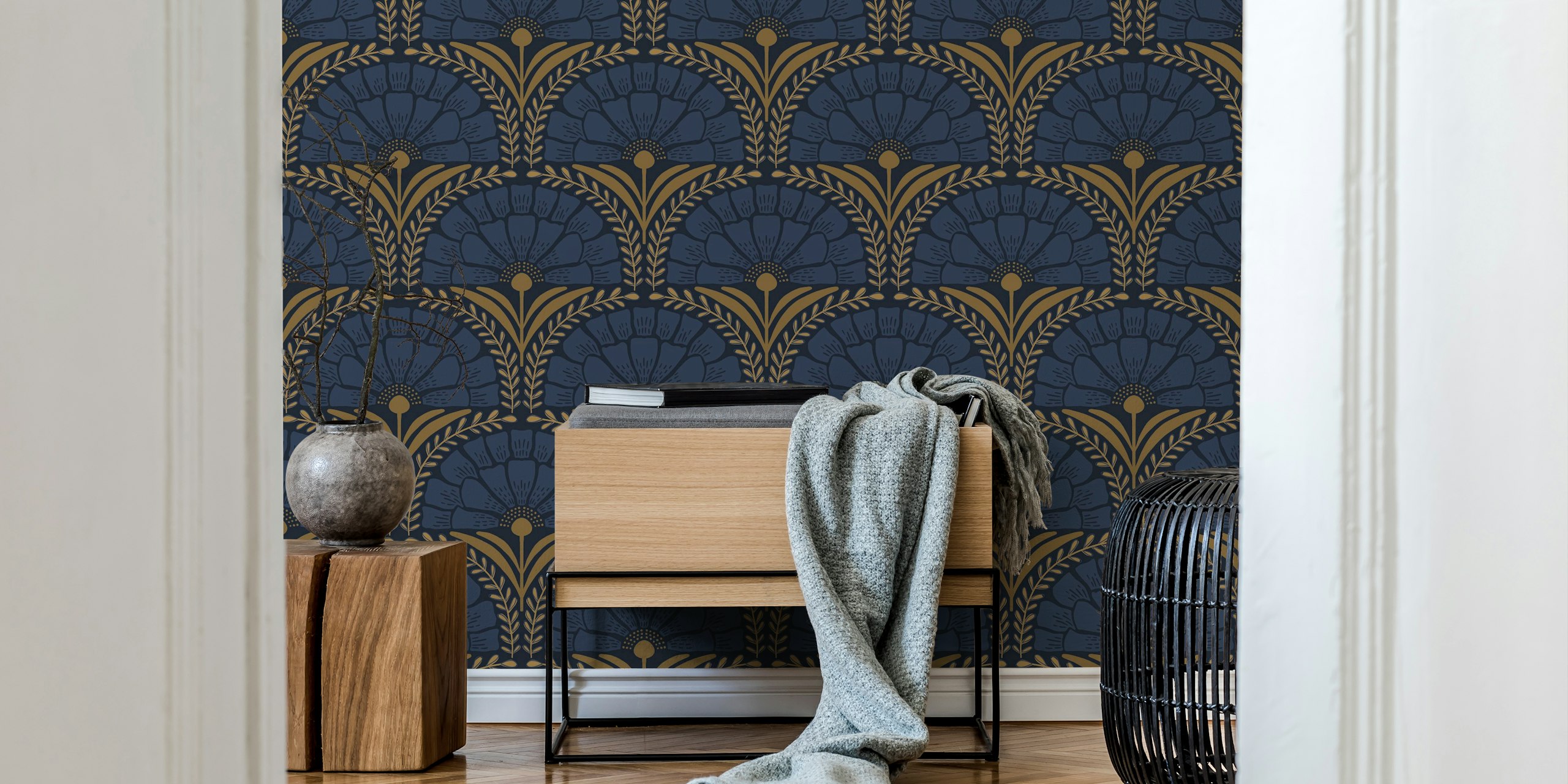 Eliza navy papel de parede exibido em um quarto
