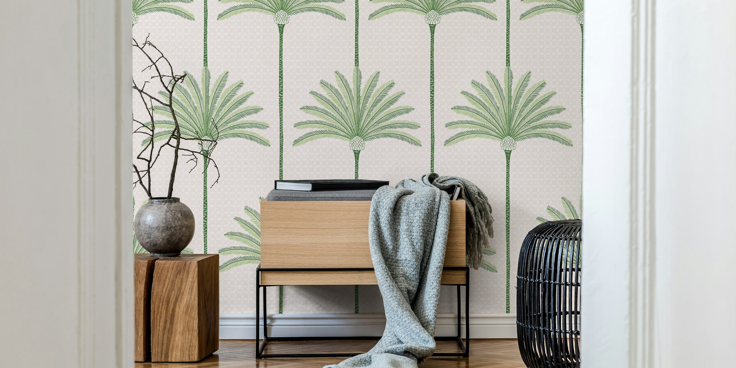 Papel tapiz Palm Stripes Green exhibido en una habitación