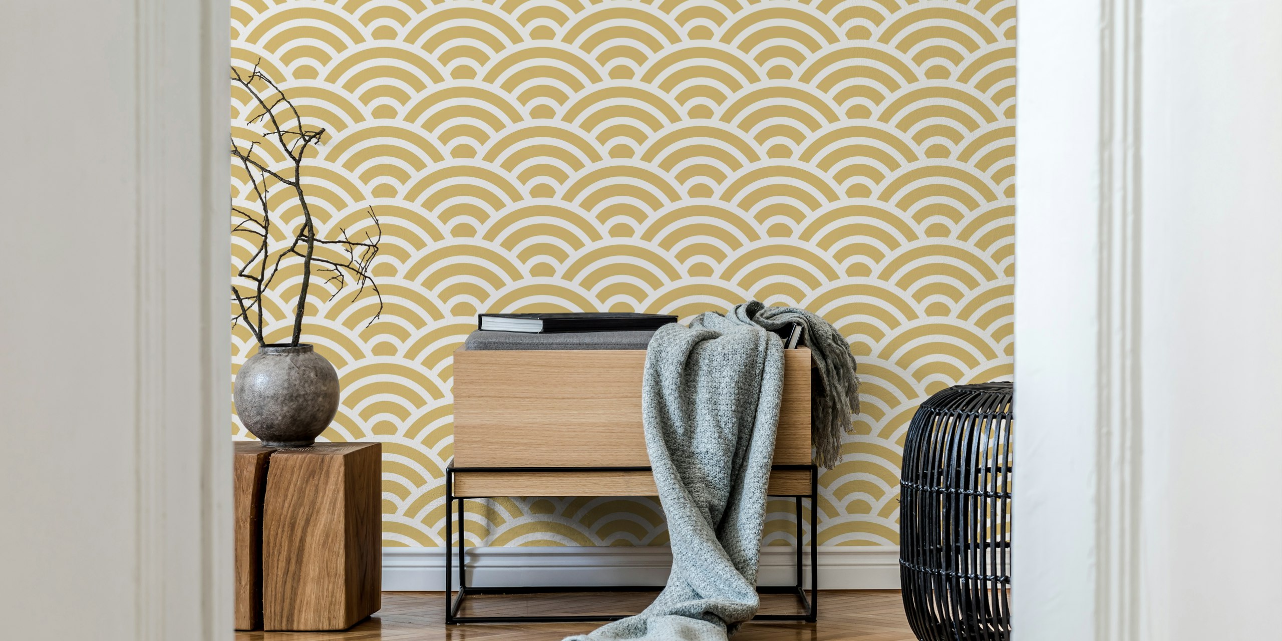 Seigaiha wave motif 2 Gold papel de parede em um cômodo