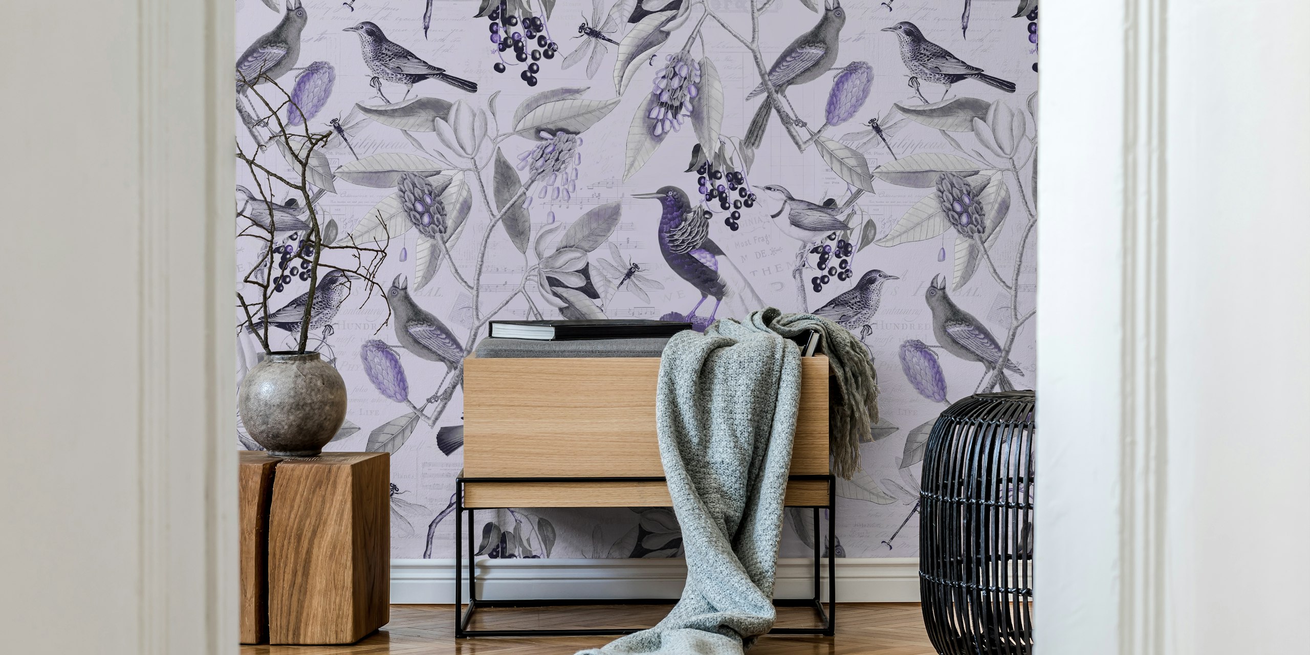 Ταπετσαρία Vintage Magnolia Flowers and Birds Purple σε ένα δωμάτιο