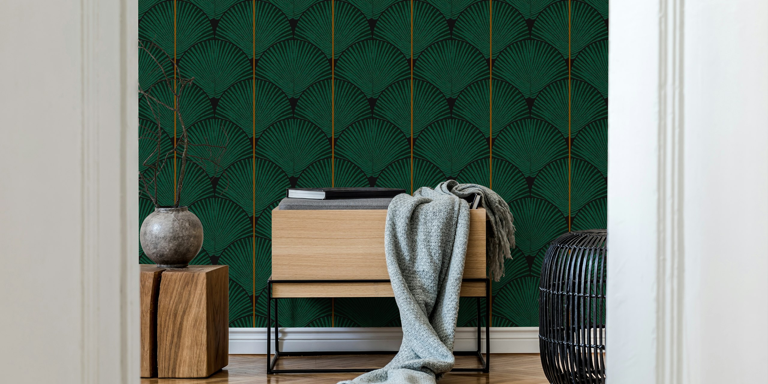 Papel pintado de hojas de palma verde oscuro en una habitación
