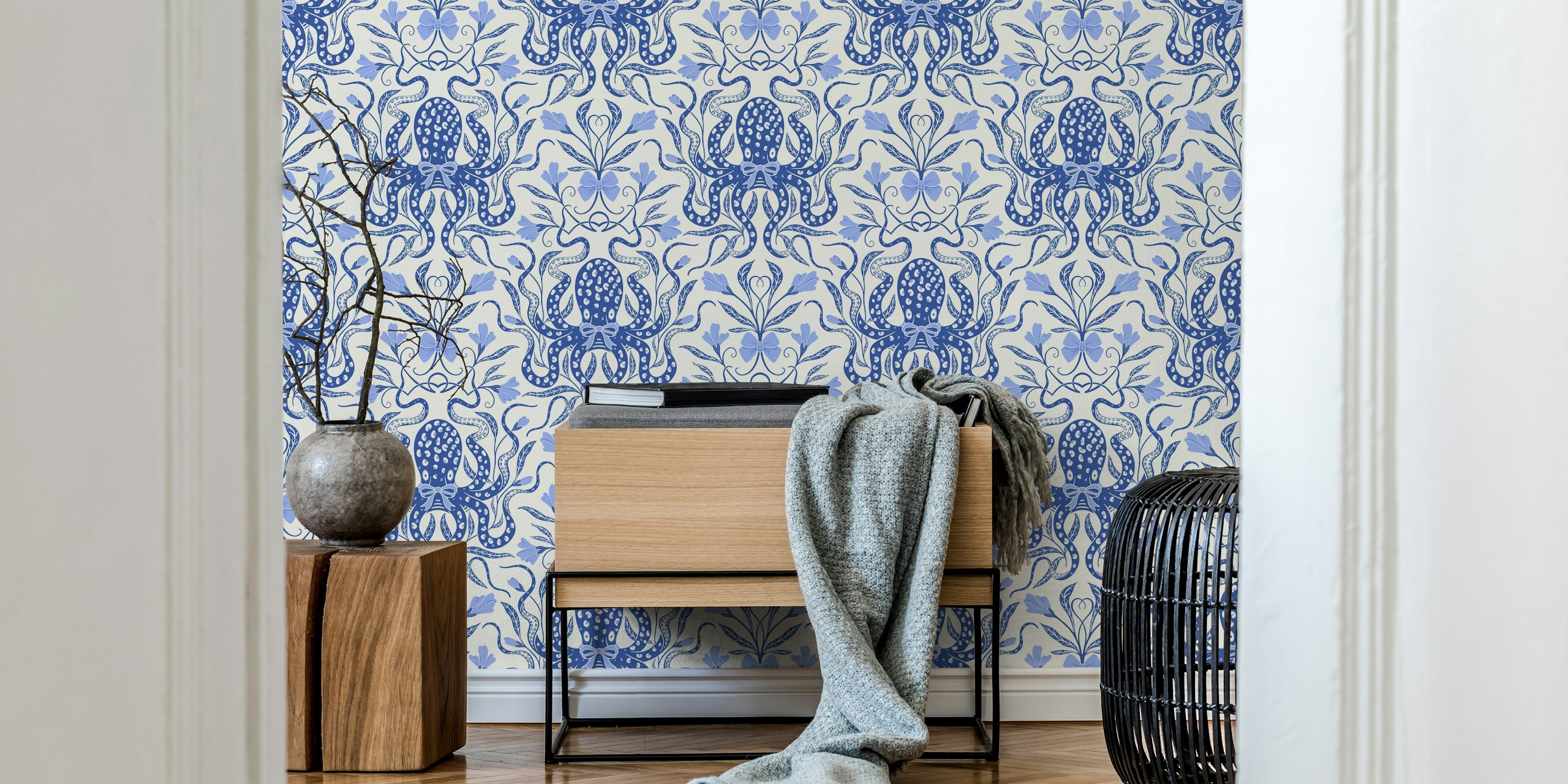 Papel de parede de polvo chinoiserie azul cobalto com intrincados padrões florais e temas oceânicos.
