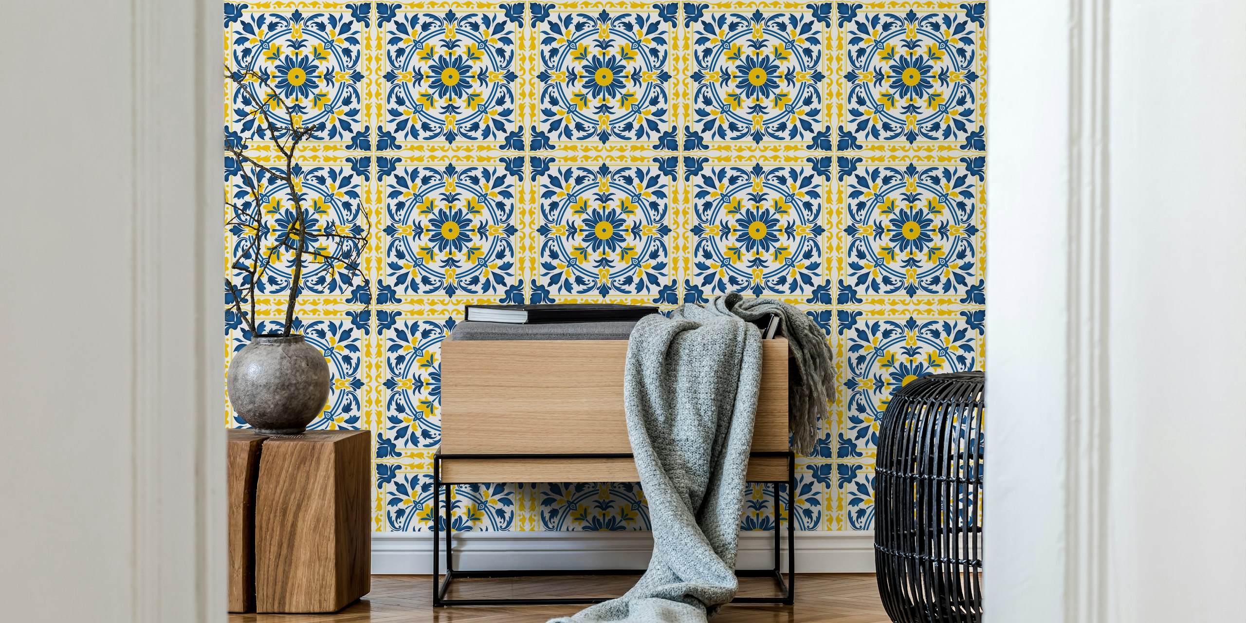 Yellow and Blue Ceramic tile Tapete in einem Raum