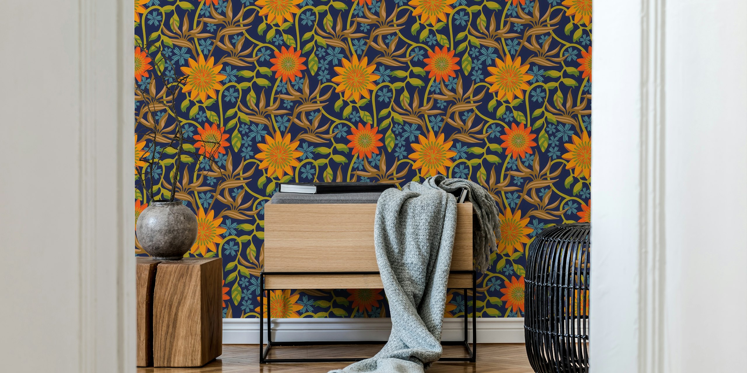 Tropisches Blumen-Wandbild mit orangefarbenen Blüten und grünen Blättern auf marineblauem Hintergrund