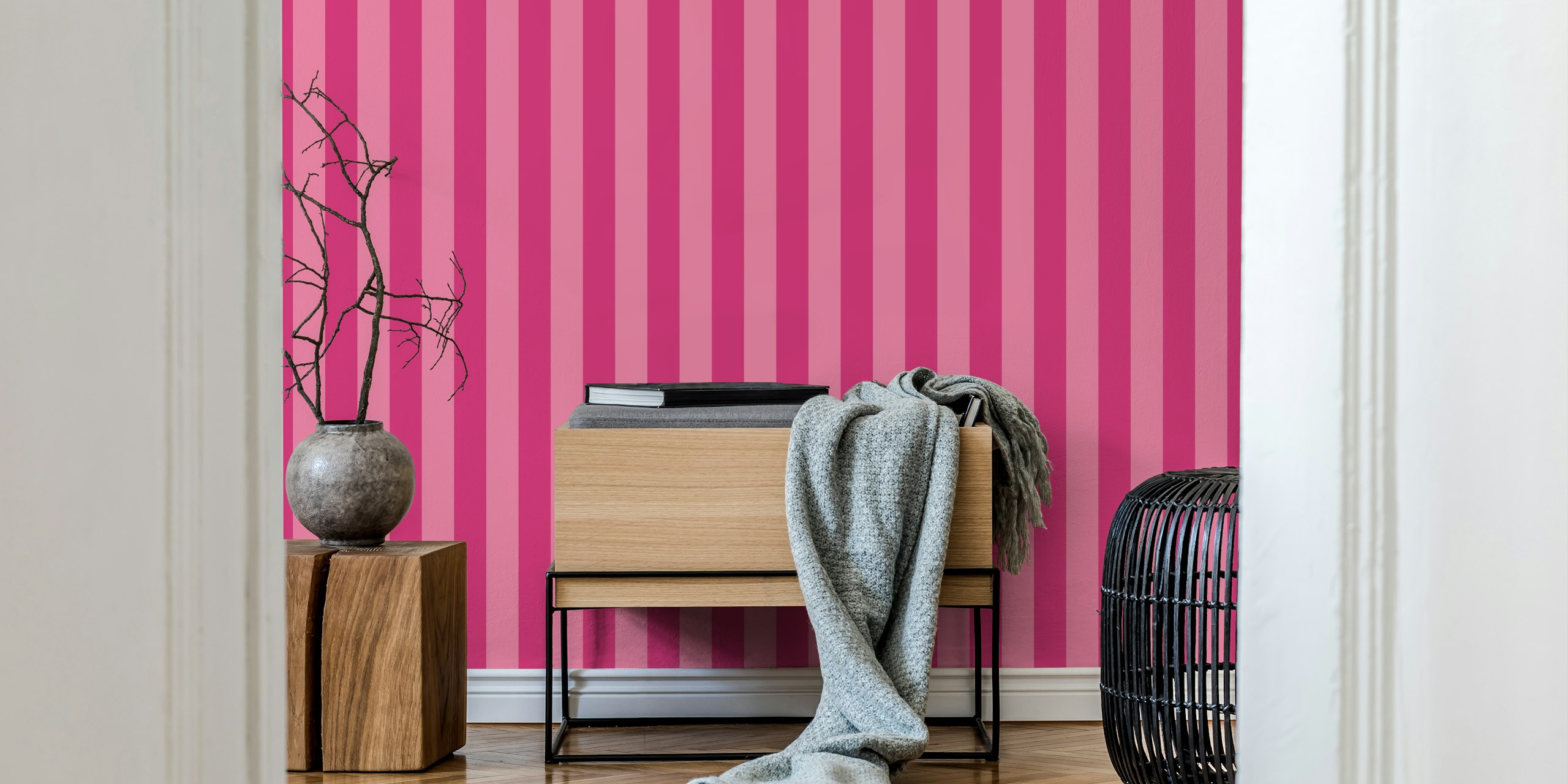 Pink and Magenta Retro Stripes tapet i ett rum