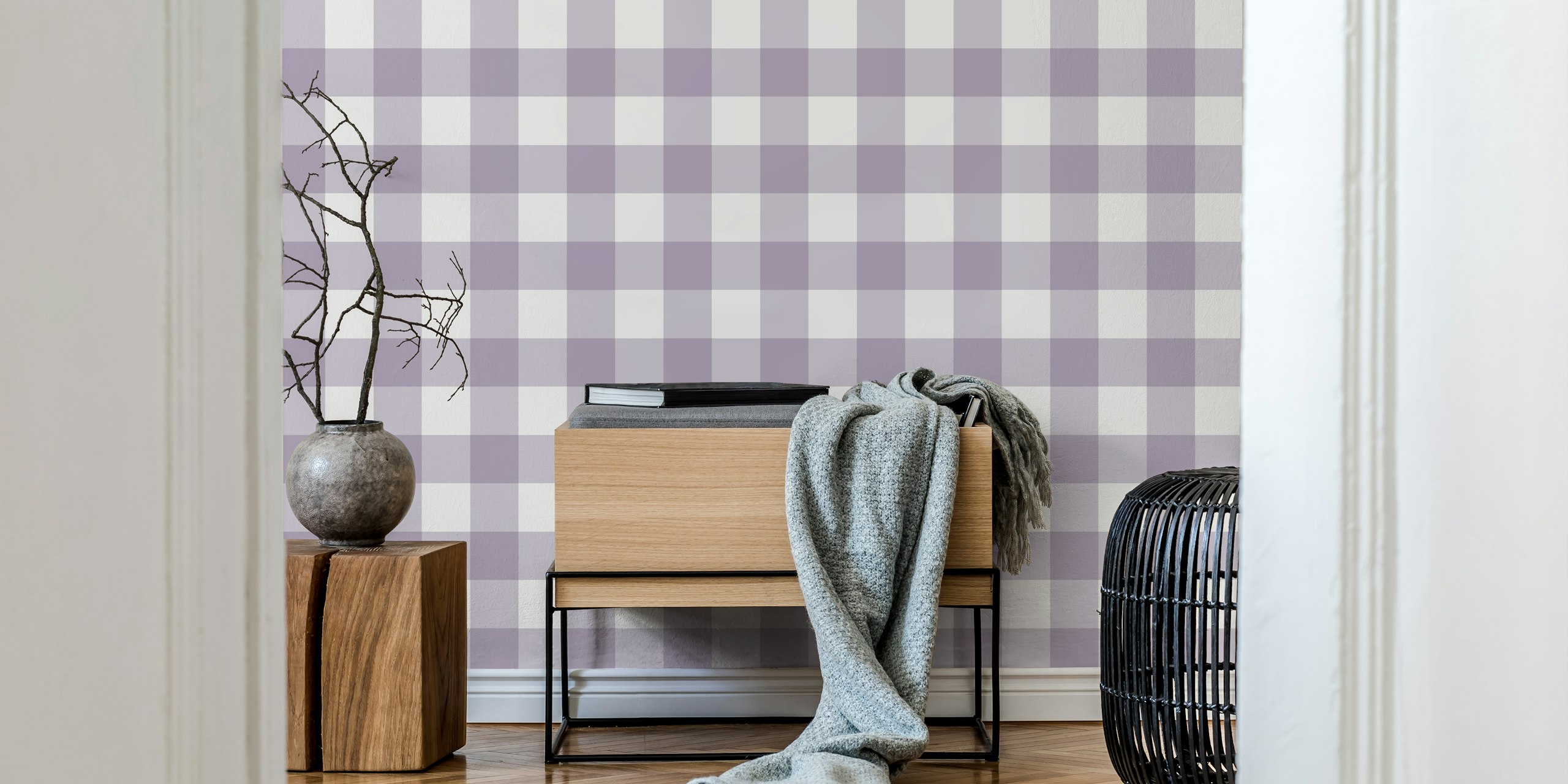 Blåbär Mauve rutig tapet i ett rum