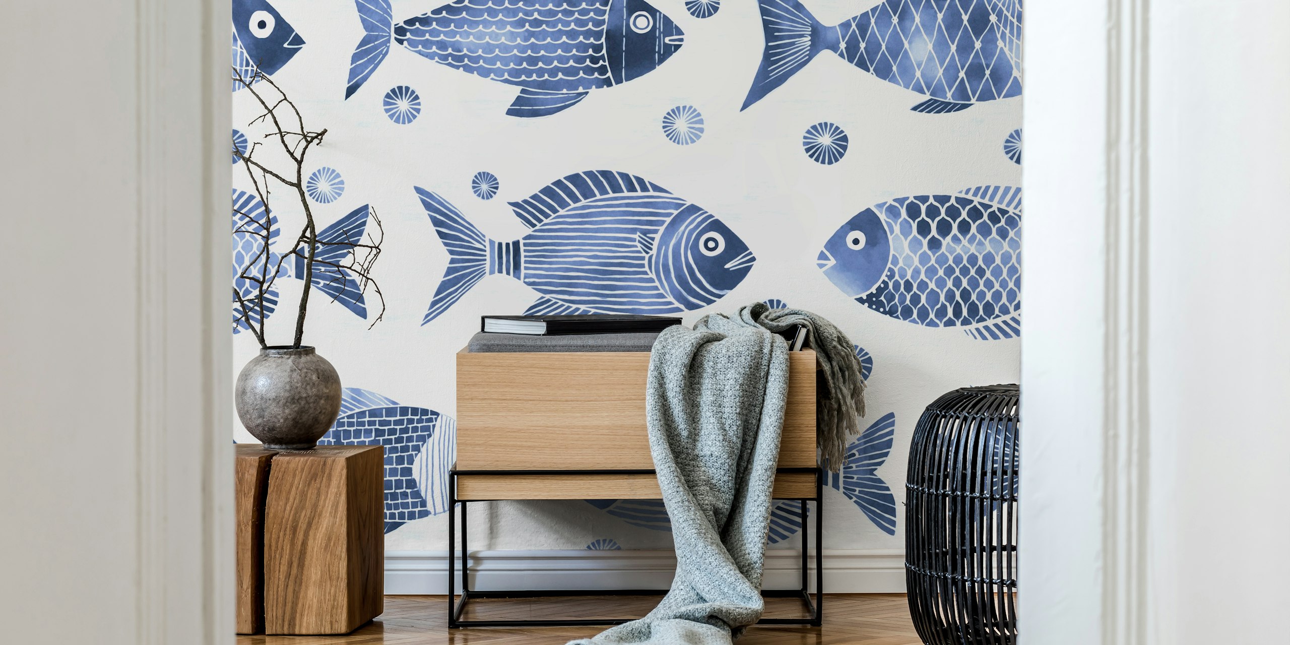 Navy tapet med leken fiskdesign