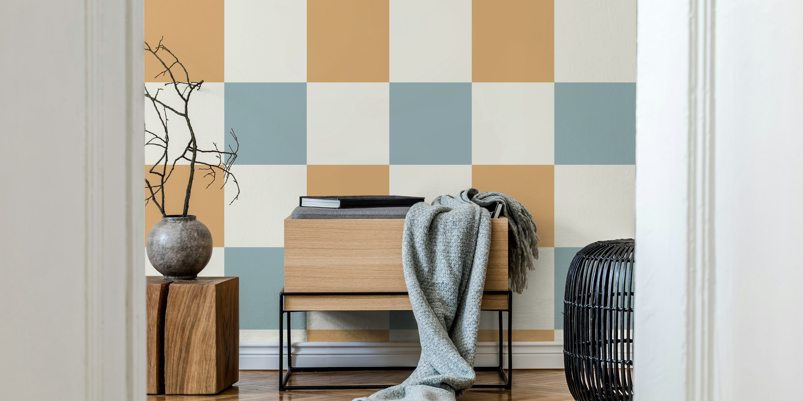 Boho Checkers Toasted Powder Blue vægmaleri med moderne skakternet mønster i beige og pudderblå toner