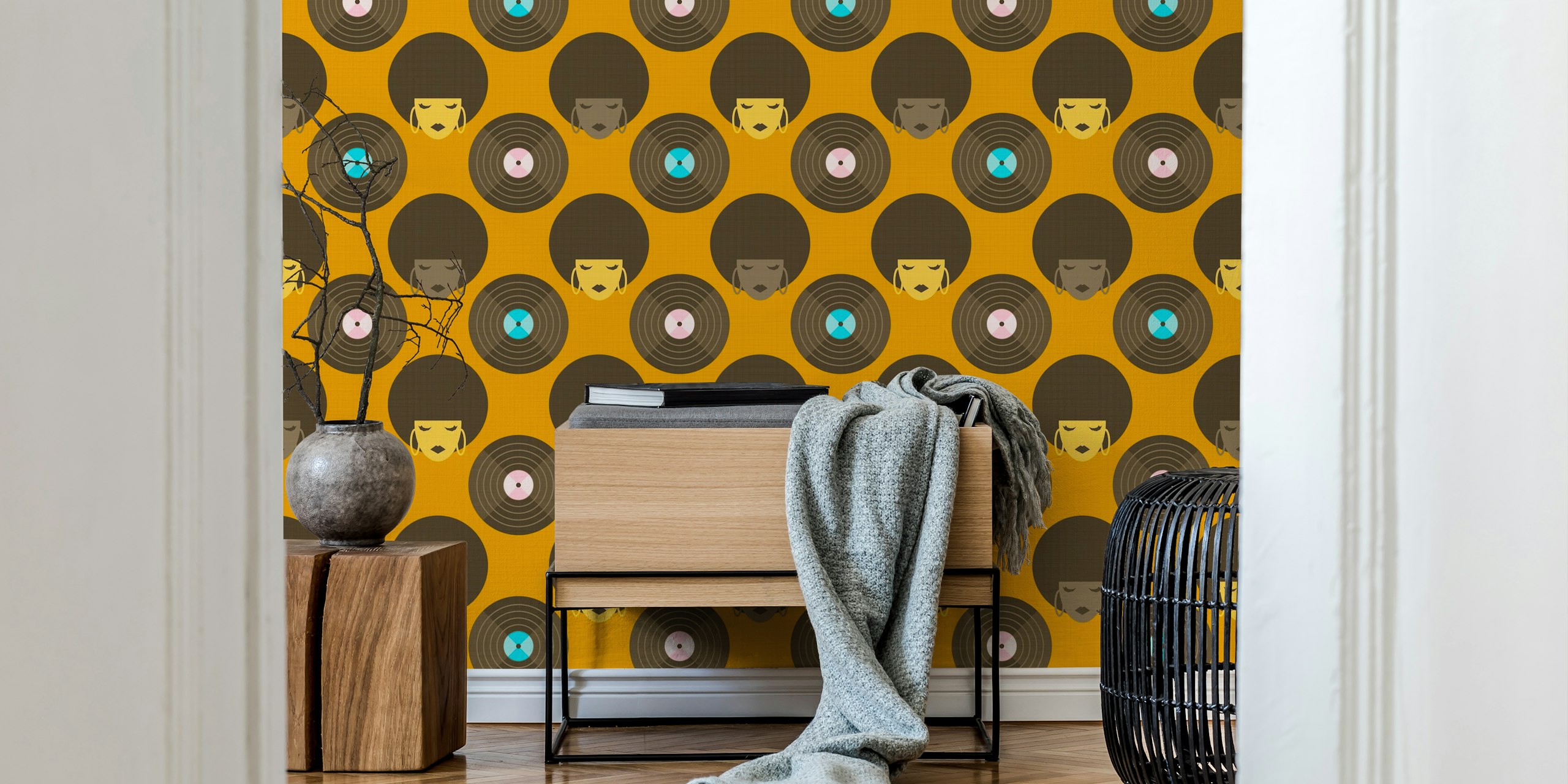 Disco Queen Mustard Yellow tapetti huoneessa